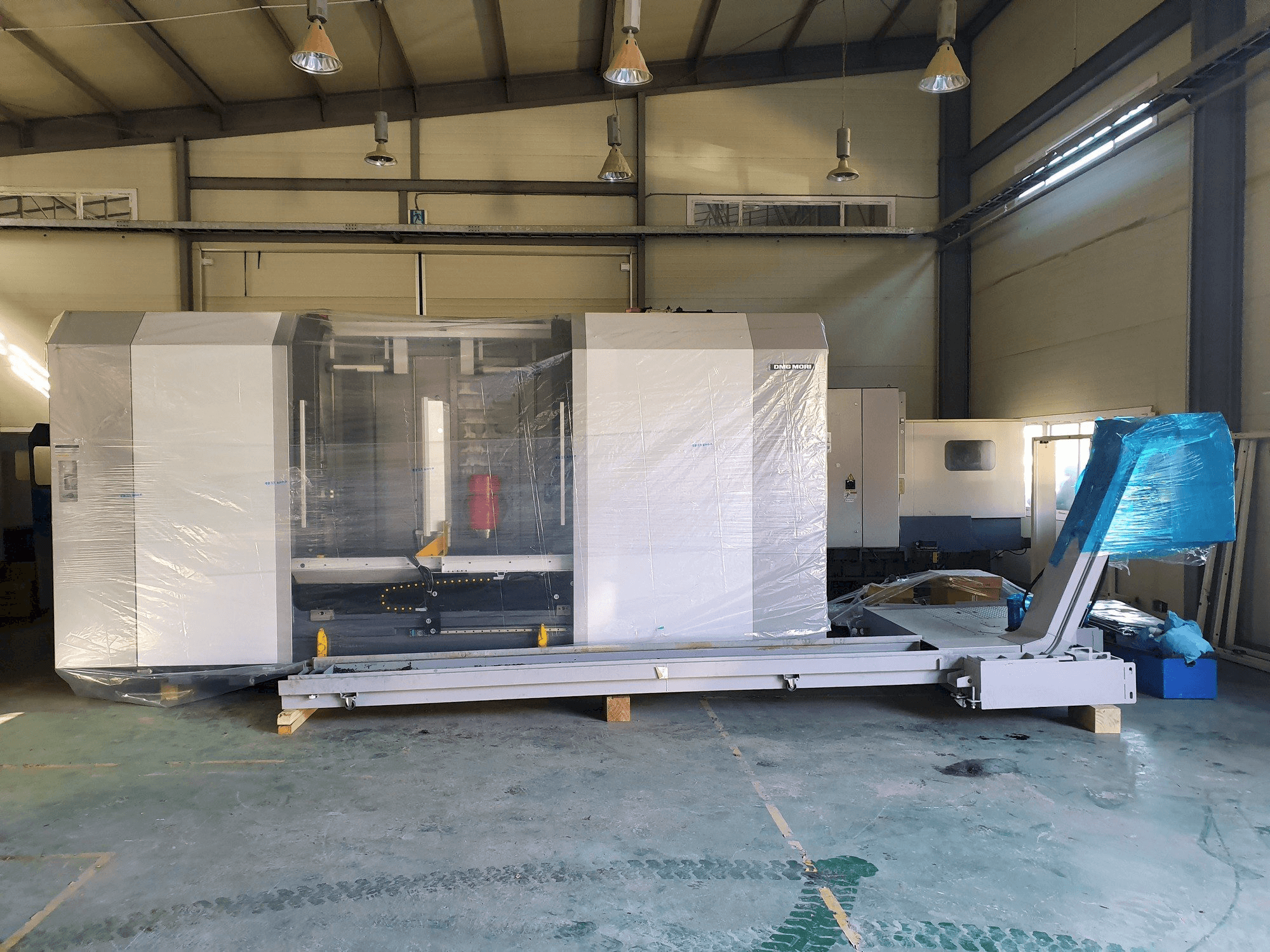 Frontansicht der DMG MORI NT4300DCG/1500 Maschine