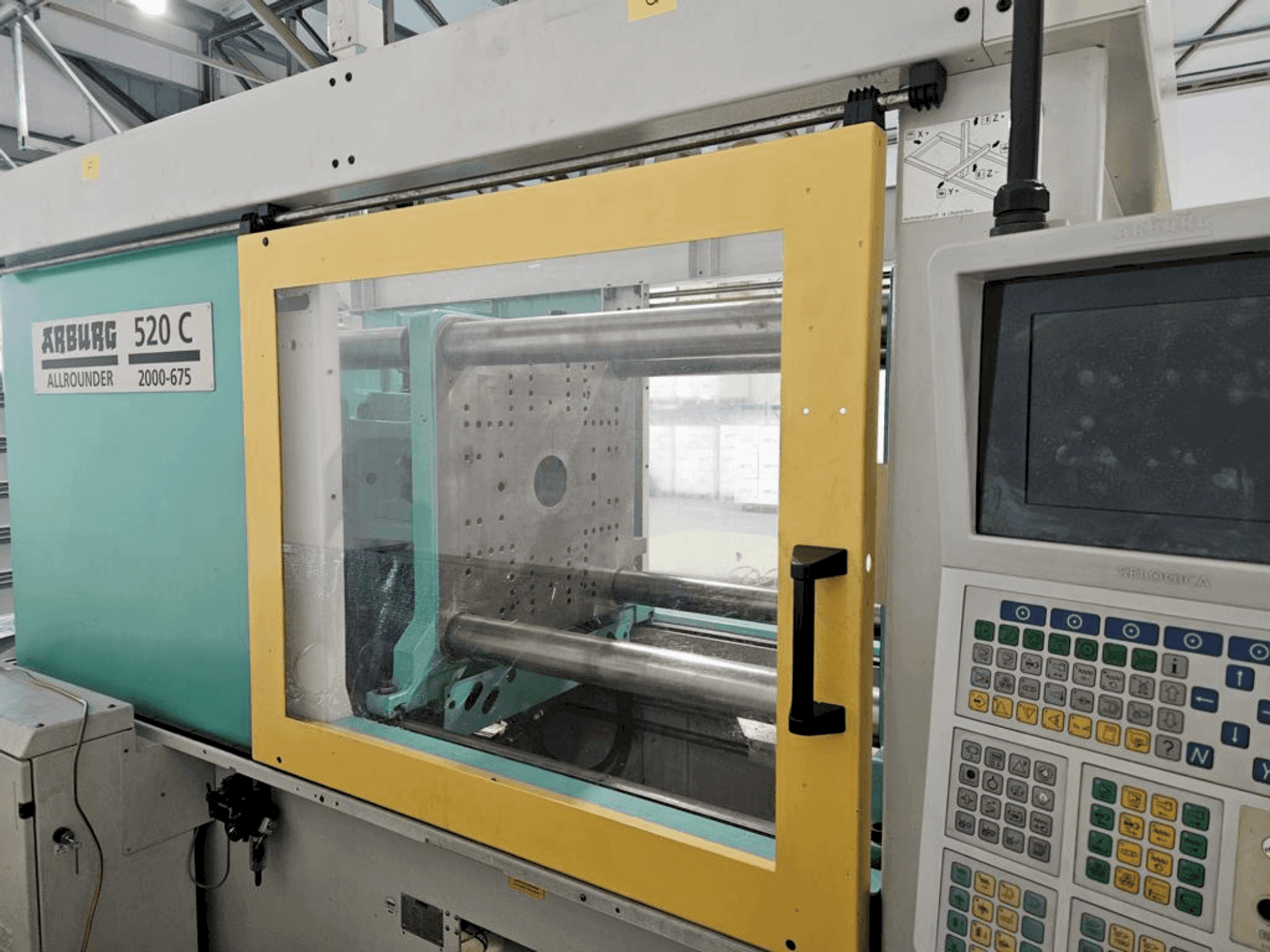Frontansicht der Arburg Allrounder 520 C 2000-675 Maschine