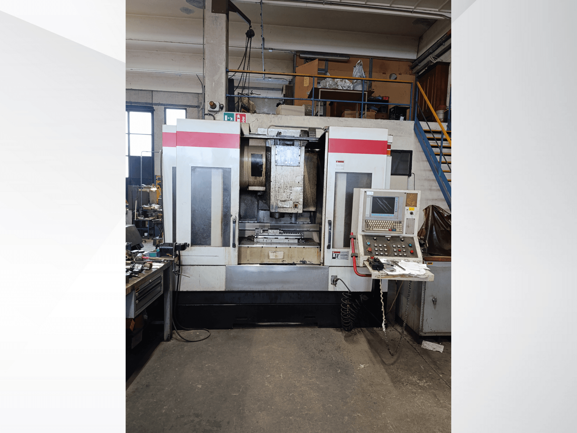 CNC-Maschine mit Bedienfeld und Bedienoberfläche, Vorderansicht. Marke und Modell nicht sichtbar; Details sind Bedientasten und Display.