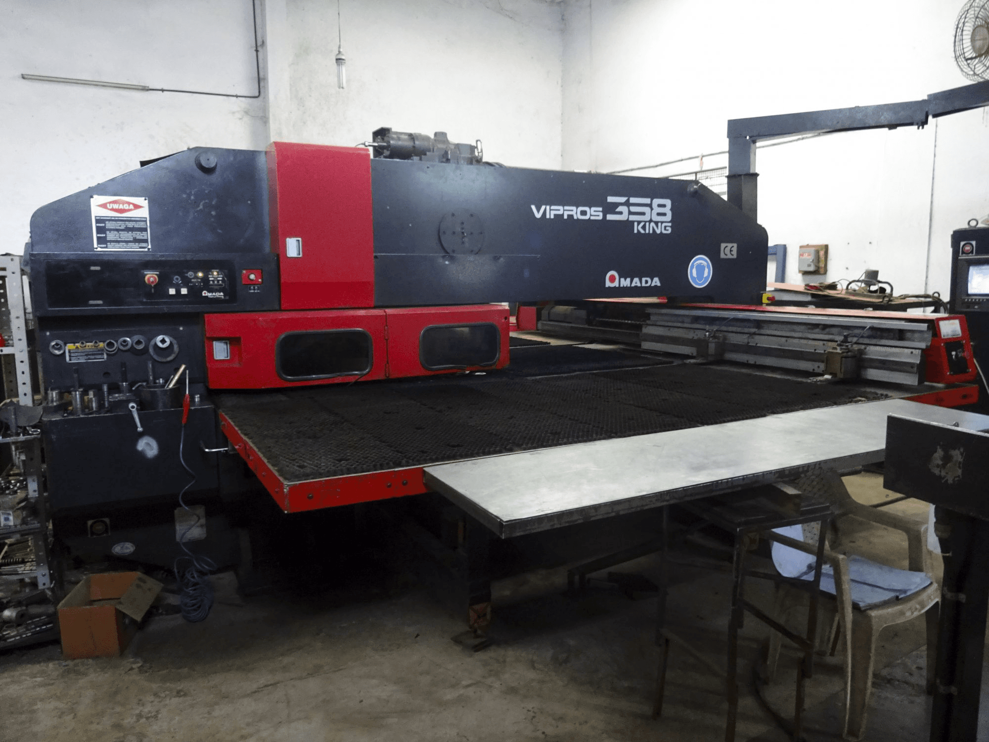 Linke Ansicht der AMADA Vipros 358 King Maschine
