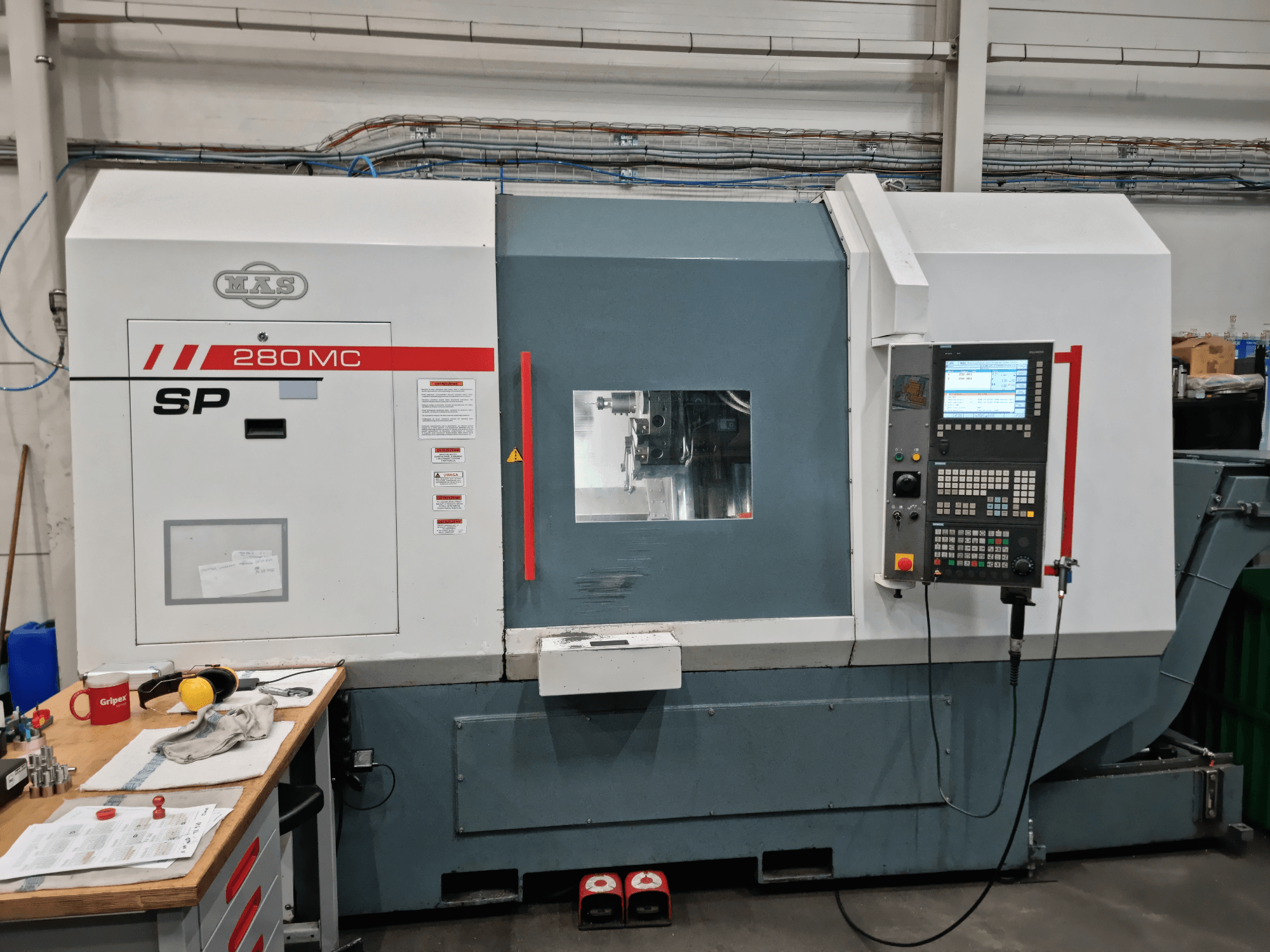 Horizontaldrehmaschine KOVOSVIT MAS SP 280 MC in der Vorderansicht, mit Bedienfeld und Sichtfenster.