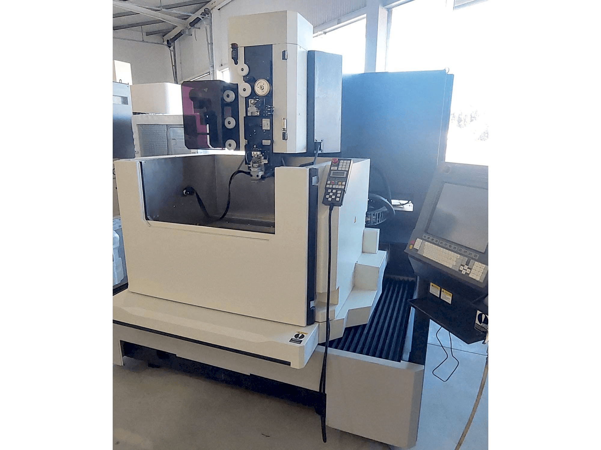 Frontansicht der Makino DUO 64 Maschine