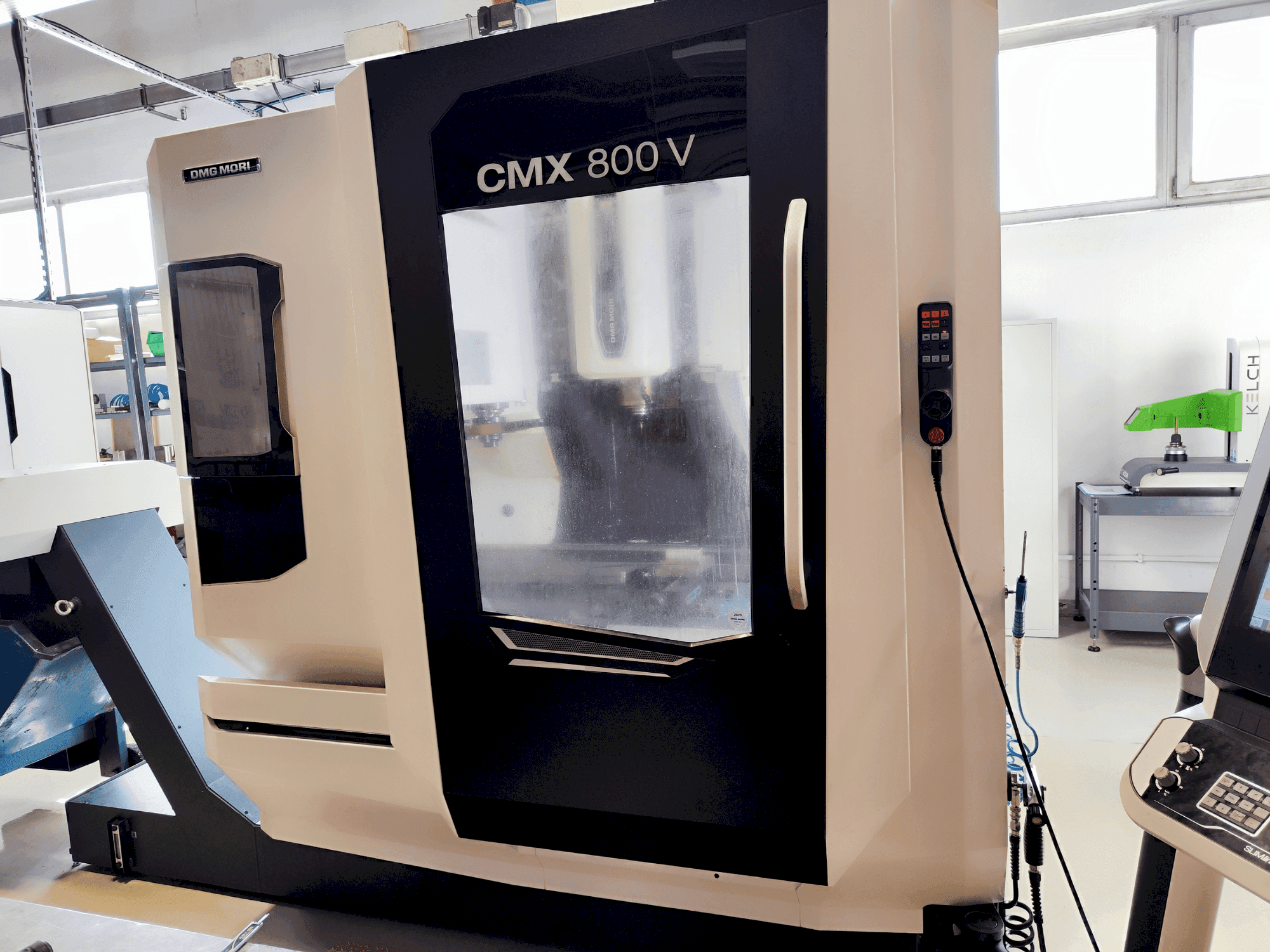Frontansicht der DMG CMX 800 V Maschine