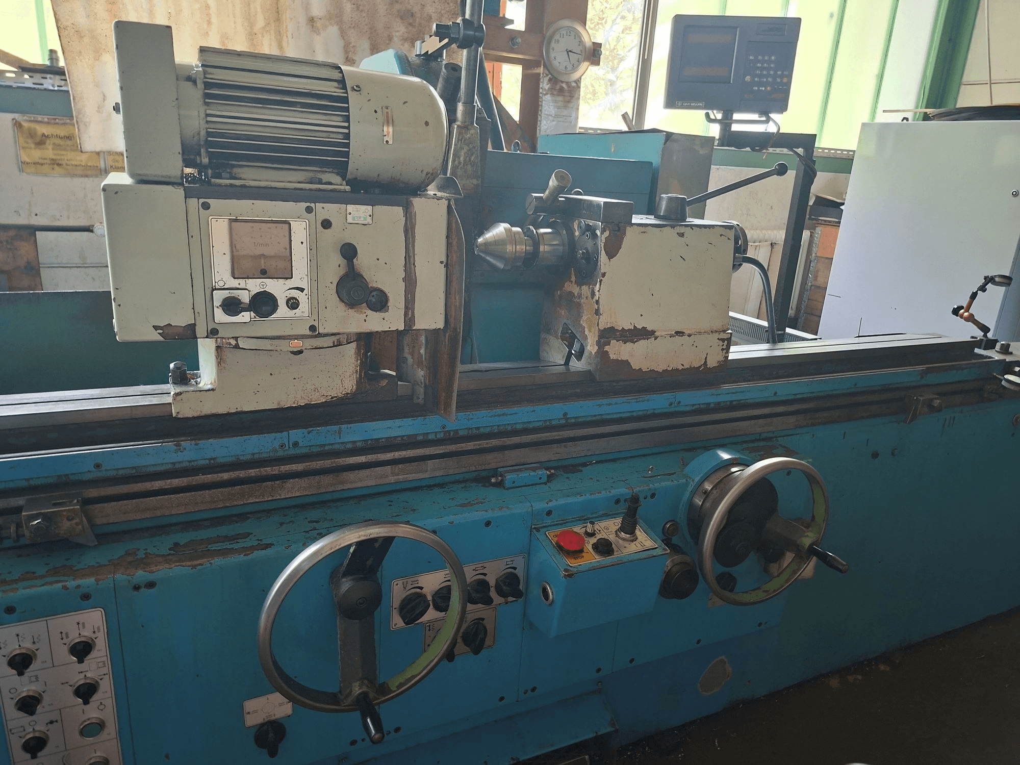 Zylinderschleifmaschine Cetos BHU 50 A x 2000, Vorderansicht, mit Darstellung der Bedienelemente, des Motors und des Arbeitsbereichs in einer Werkstattumgebung.