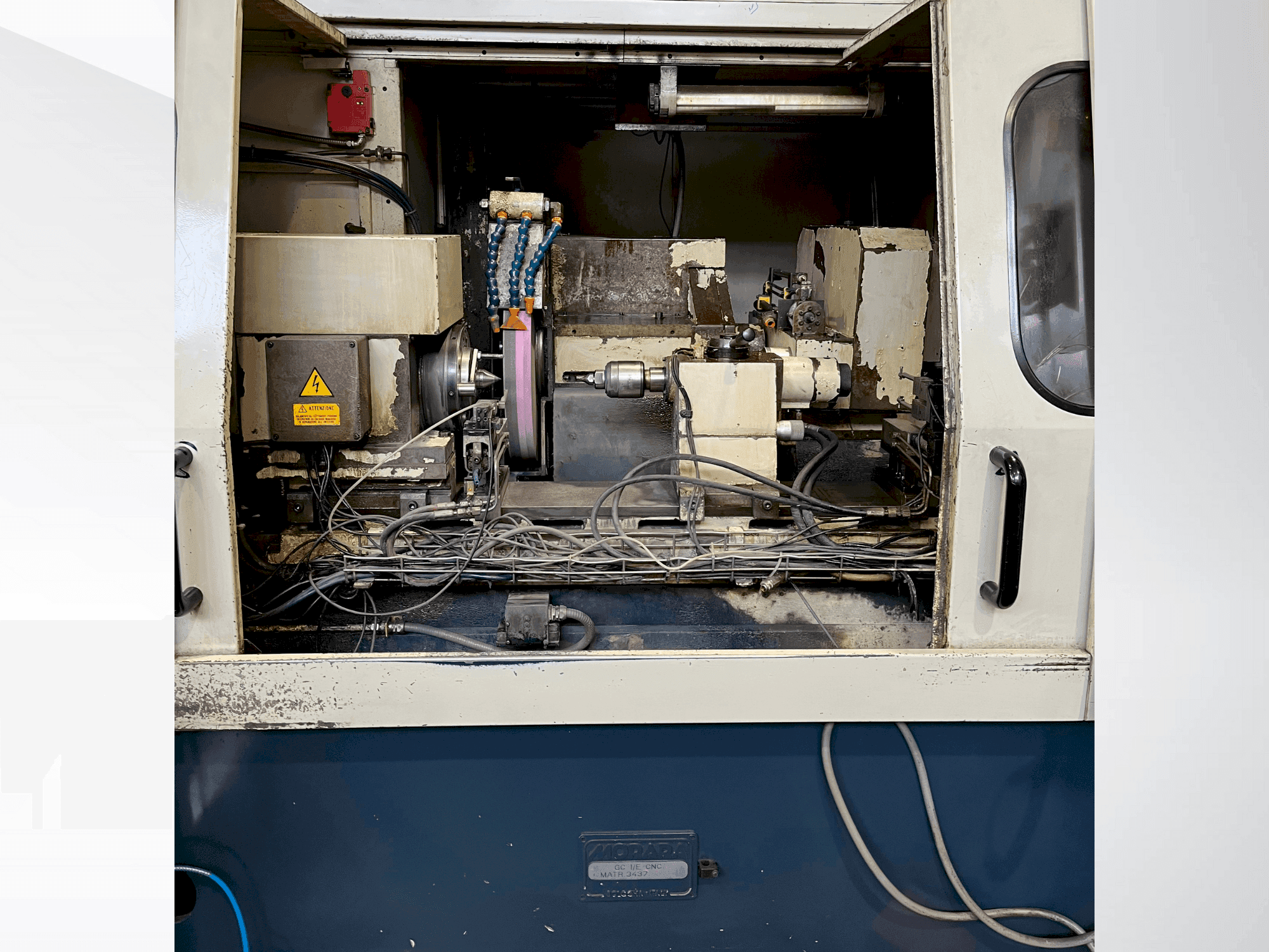 Frontansicht der MORARA GC I/E CNC Maschine