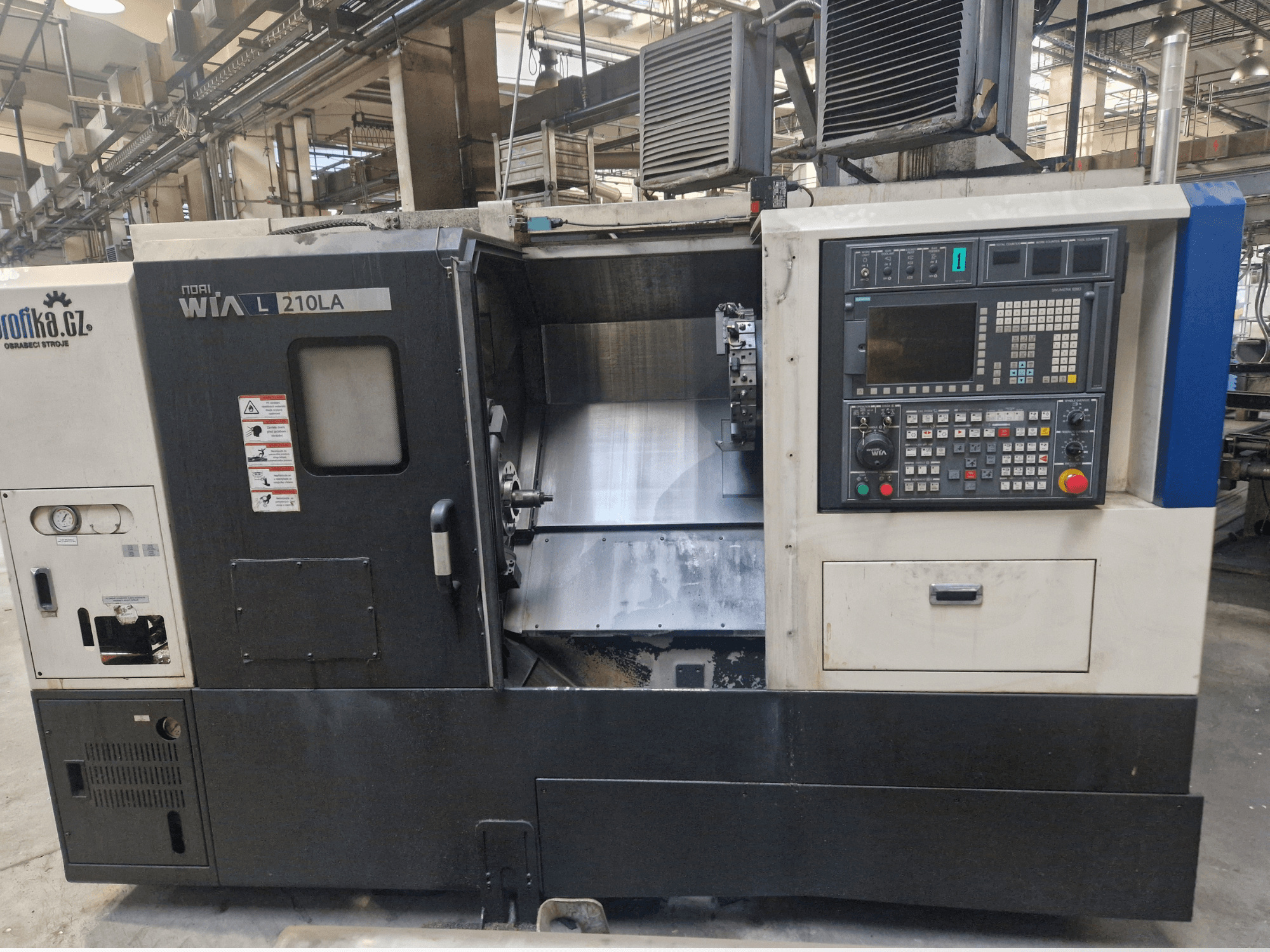 CNC-Drehmaschine WIA L210LA, Vorderansicht, mit Bedienfeld mit Tasten, Display und sichtbarem Bearbeitungsbereich.