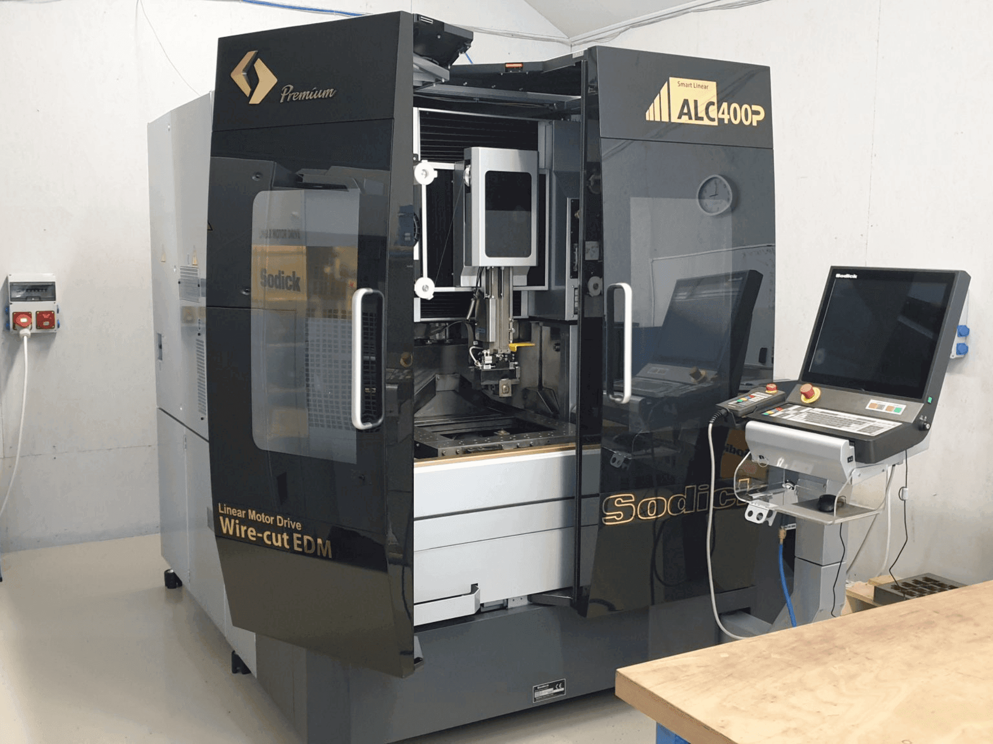 Frontansicht der Sodick SODICK ALC400P Maschine