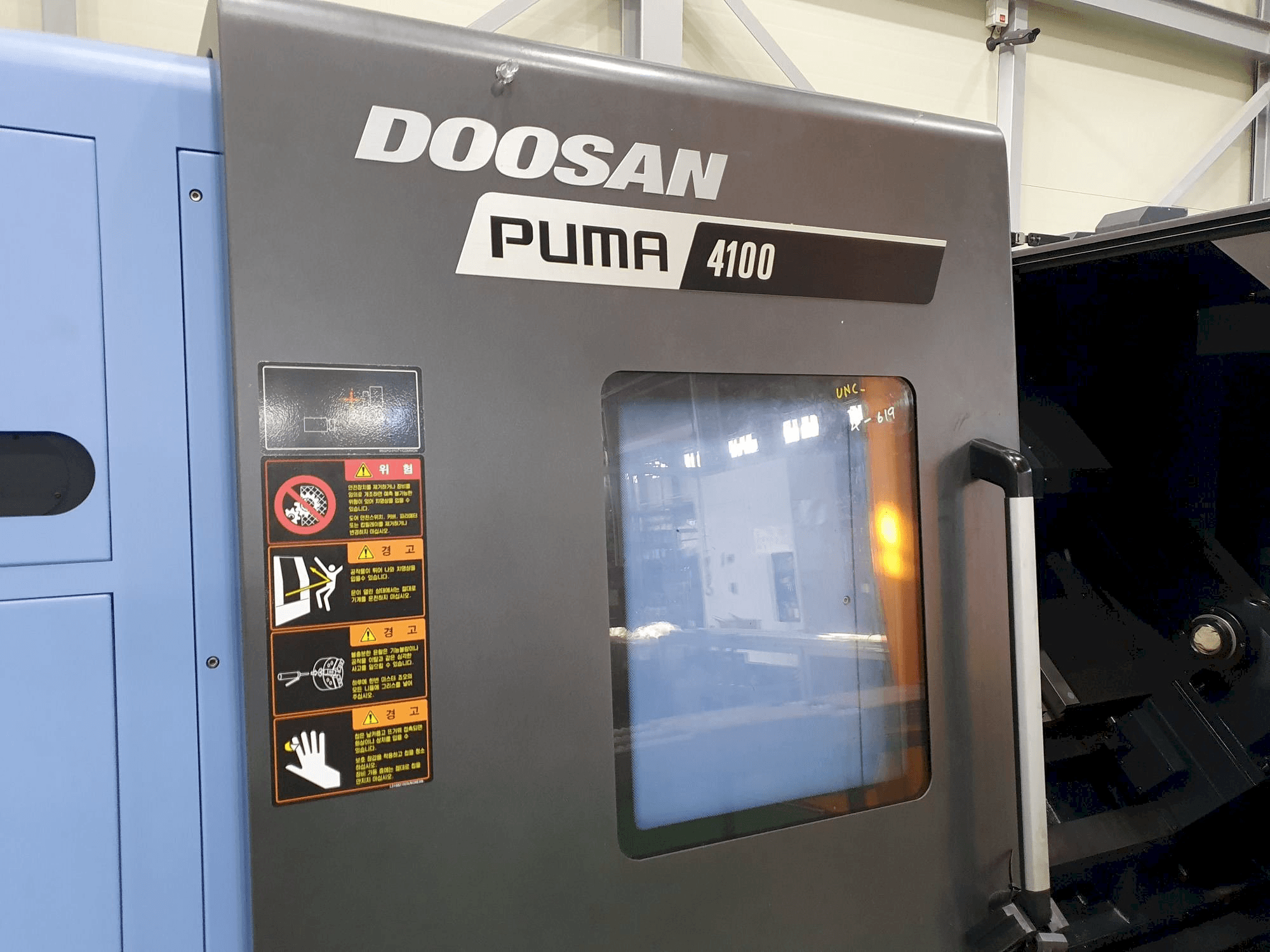 Frontansicht der Doosan PUMA 4100B Maschine