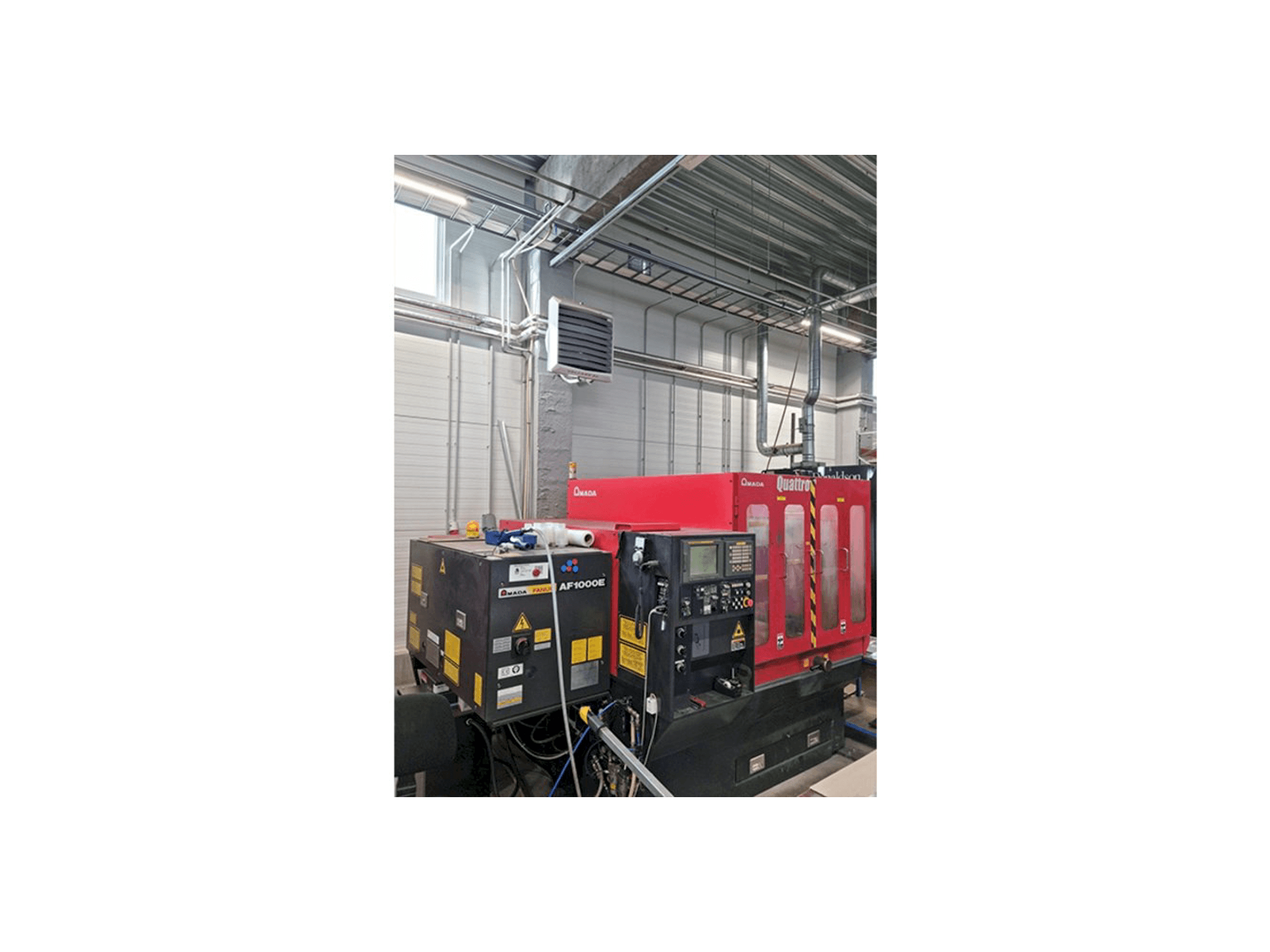 Linke Seitenansicht der AMADA Quattro Maschine