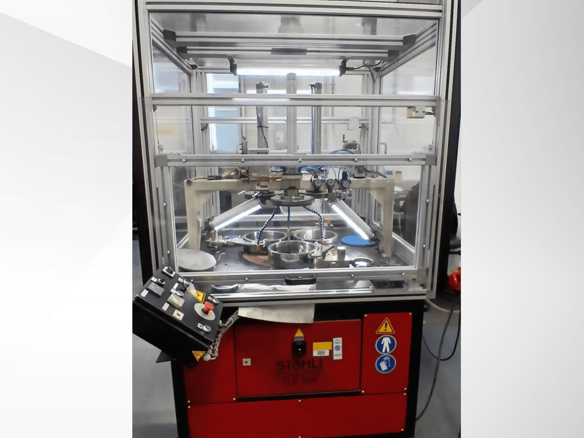 Werkzeugmaschine MYLÄP BLP 600/3S, Vorderansicht, mit transparentem Gehäuse, Bedienelementen und sichtbaren inneren Bauteilen.