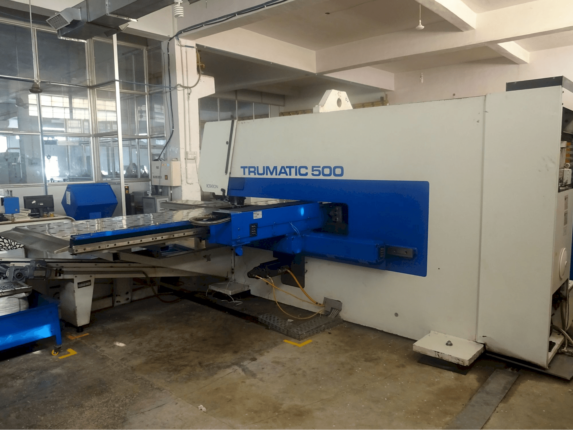 Rechte Seitenansicht der Trumpf Trumatic 500 R Maschine