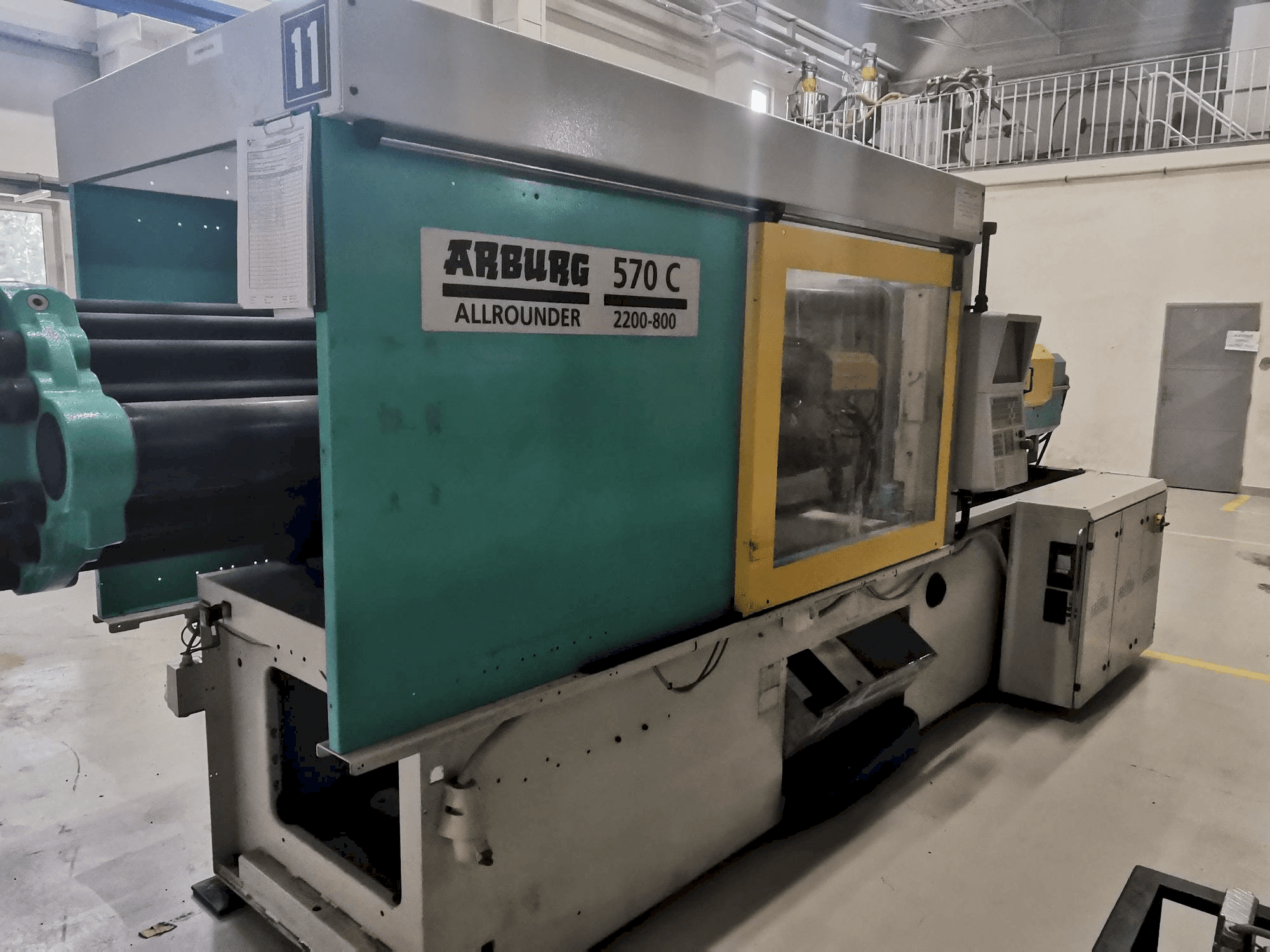 Frontansicht der Arburg 570C 2200 - 800 Maschine