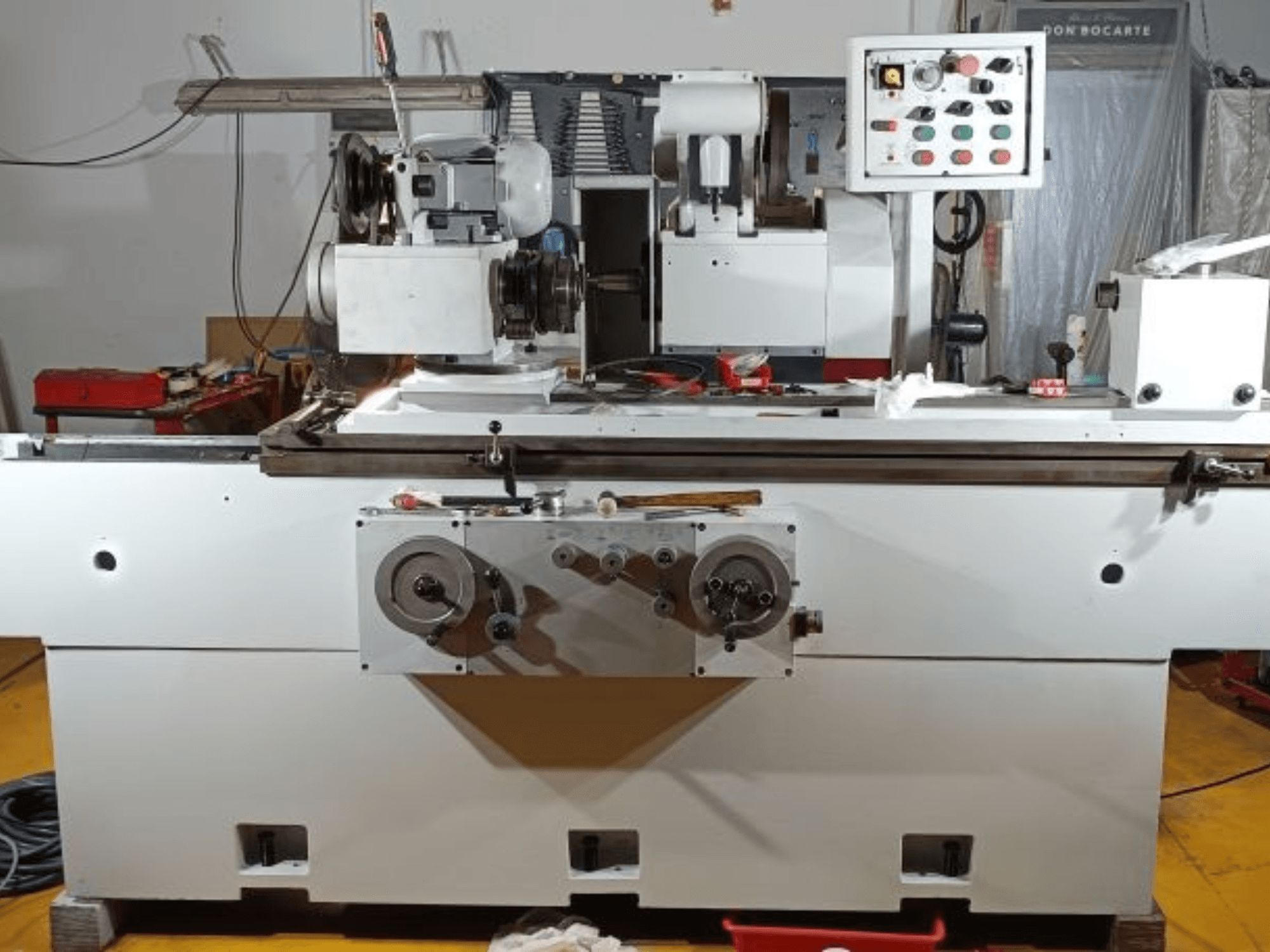 Zylinderschleifmaschine GER RHC 1000 in Vorderansicht, mit Bedienfeld und Schleifscheibenaufbau.