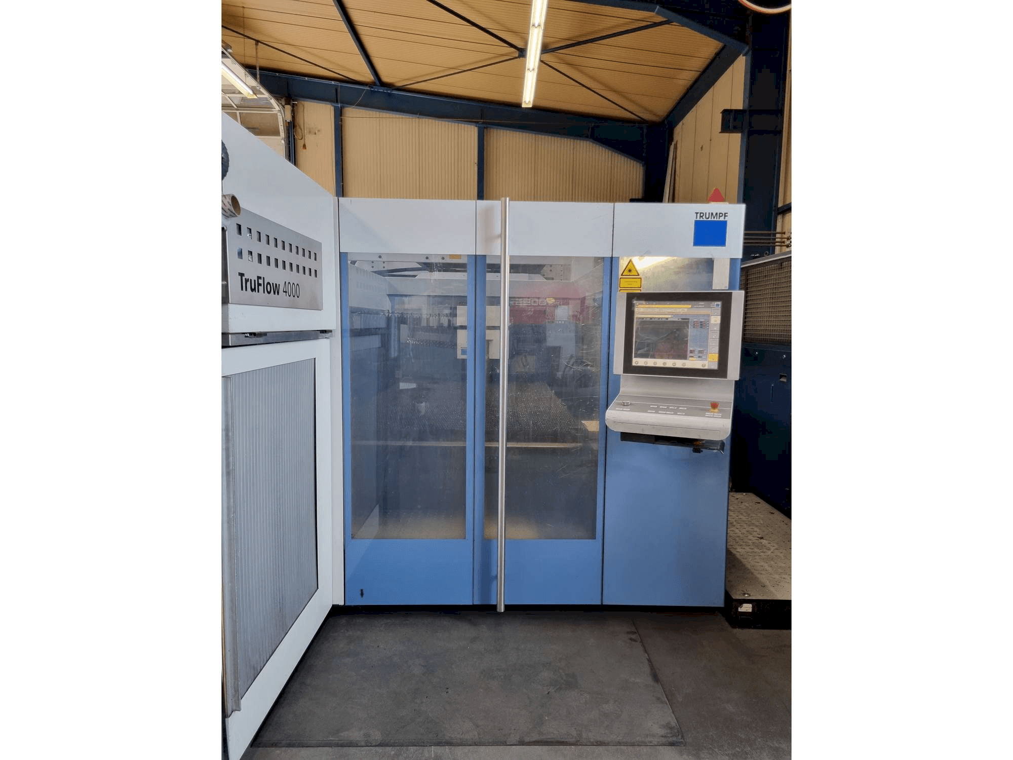 Frontansicht der Trumpf TruLaser 3030 Maschine