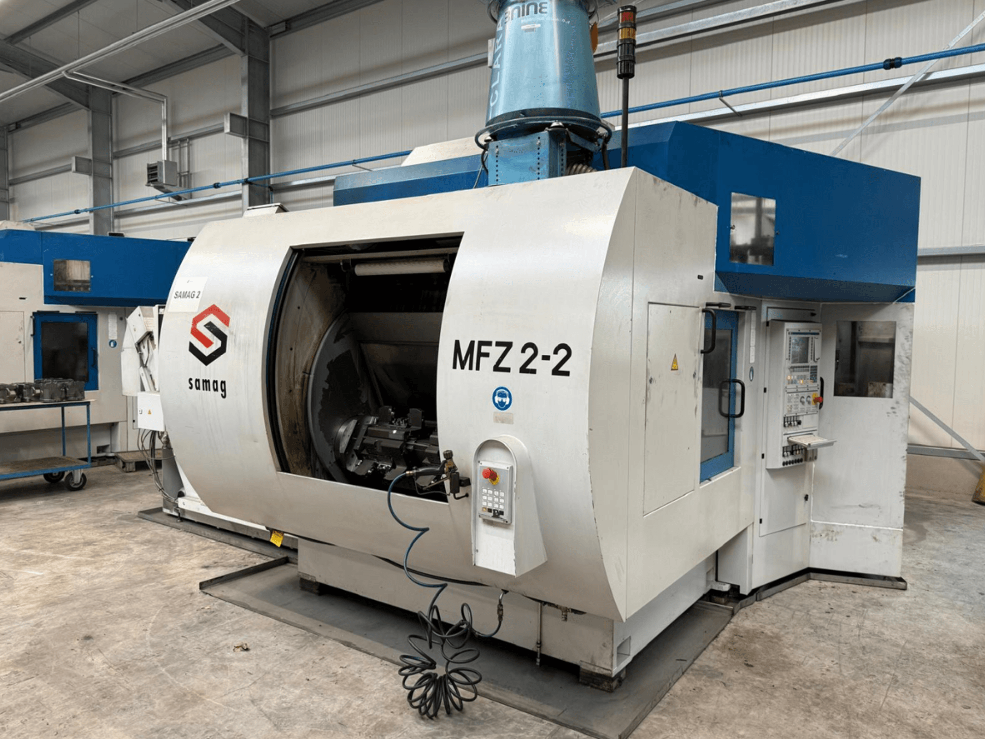 Samag-Fräsmaschine MFZ 2-2 in der Seitenansicht mit großer, offener Kammer und Bedienfeld mit verschiedenen Tasten und Knöpfen.