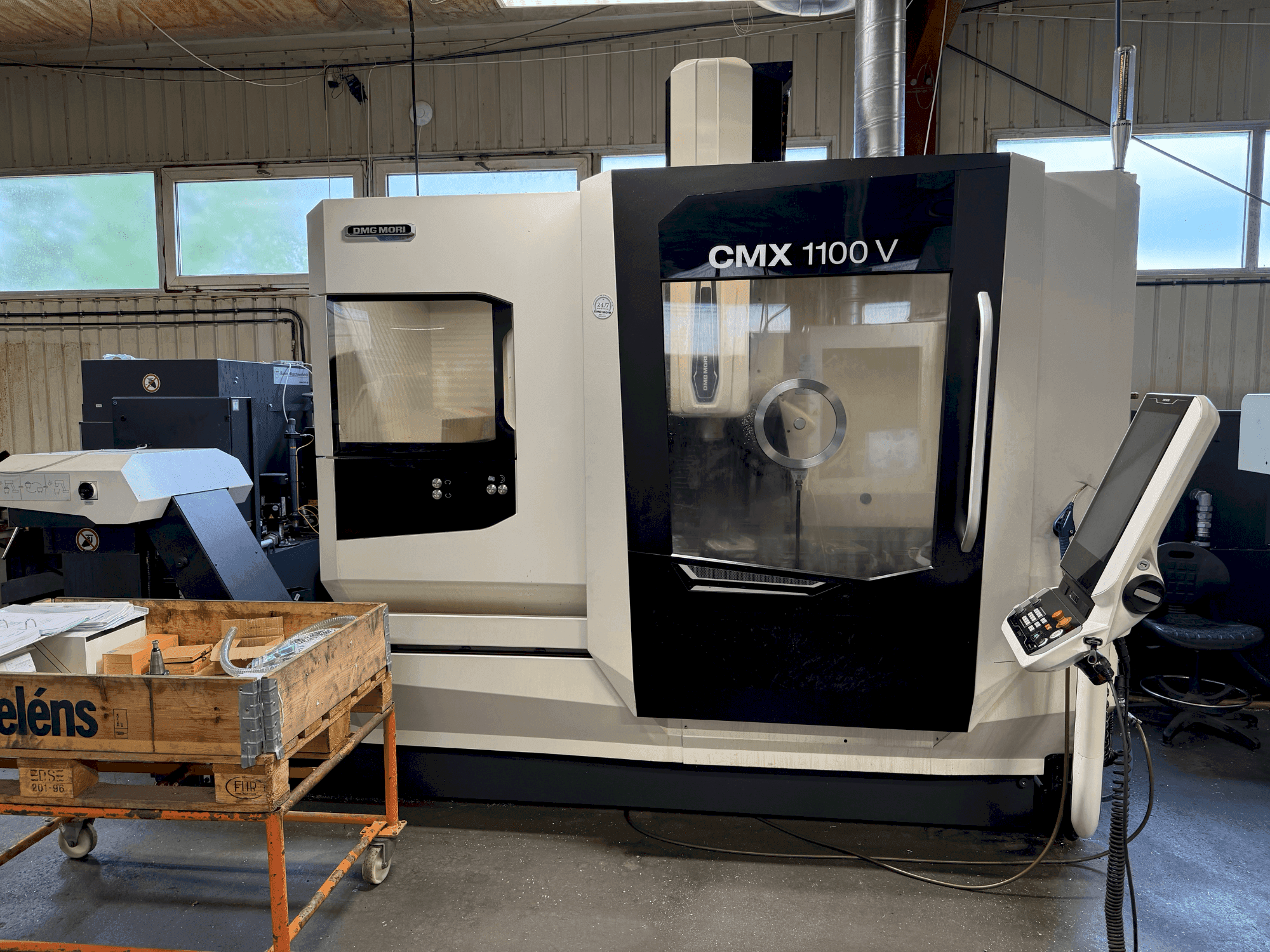 Frontansicht der DMG MORI CMX 1100 V (2022) Maschine