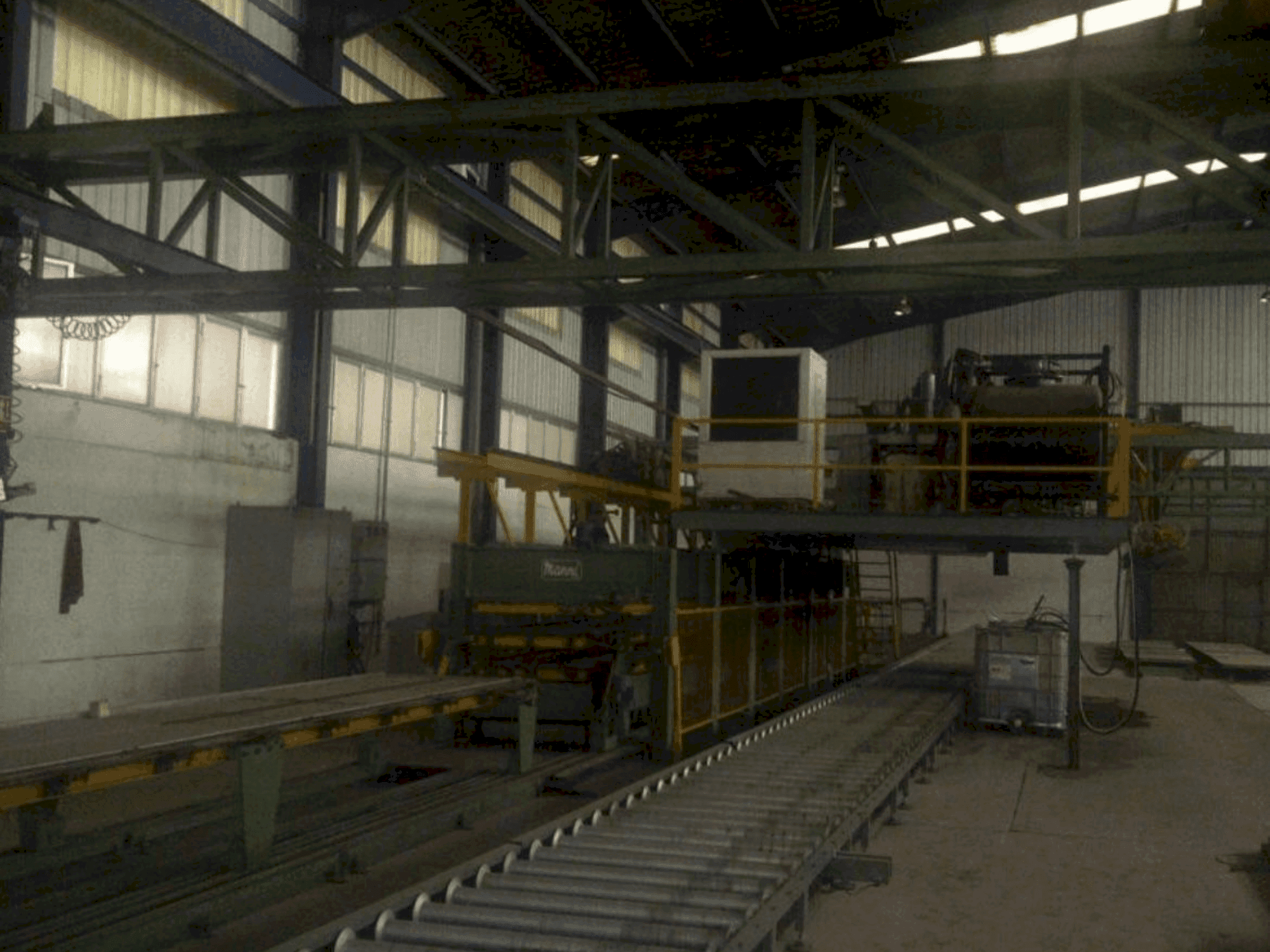 Frontansicht der MANNI Sandwich Panel Production Line Maschine