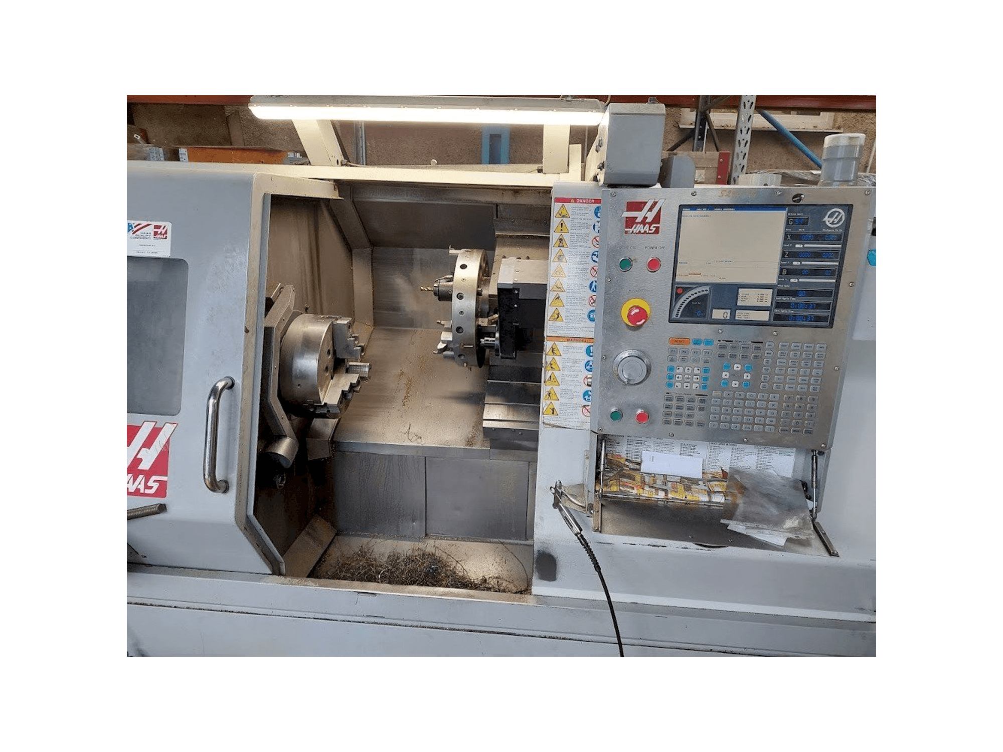 Frontansicht der HAAS SL-30TBHE Maschine