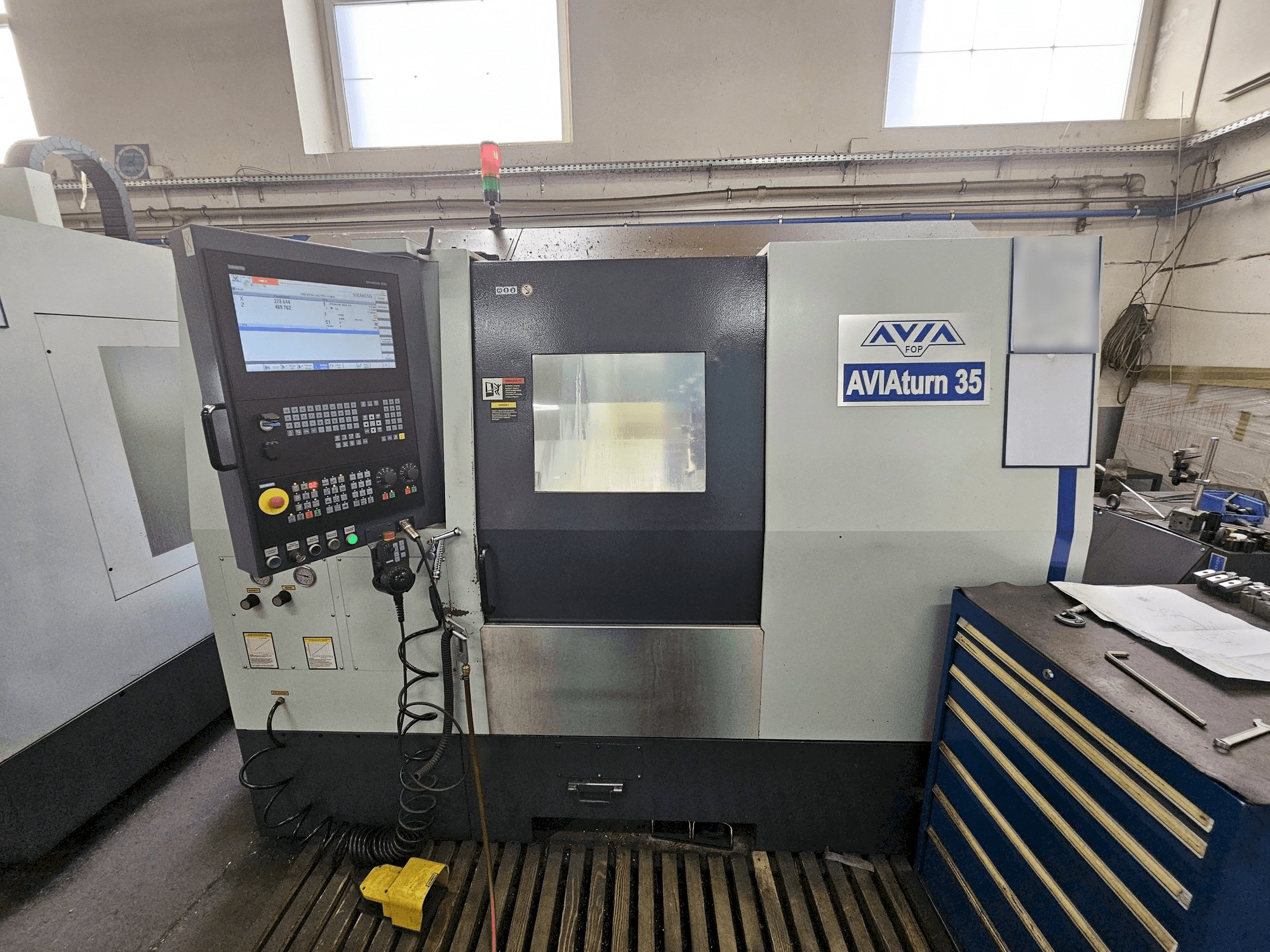 Frontansicht der Avia AVIAturn 35 Maschine