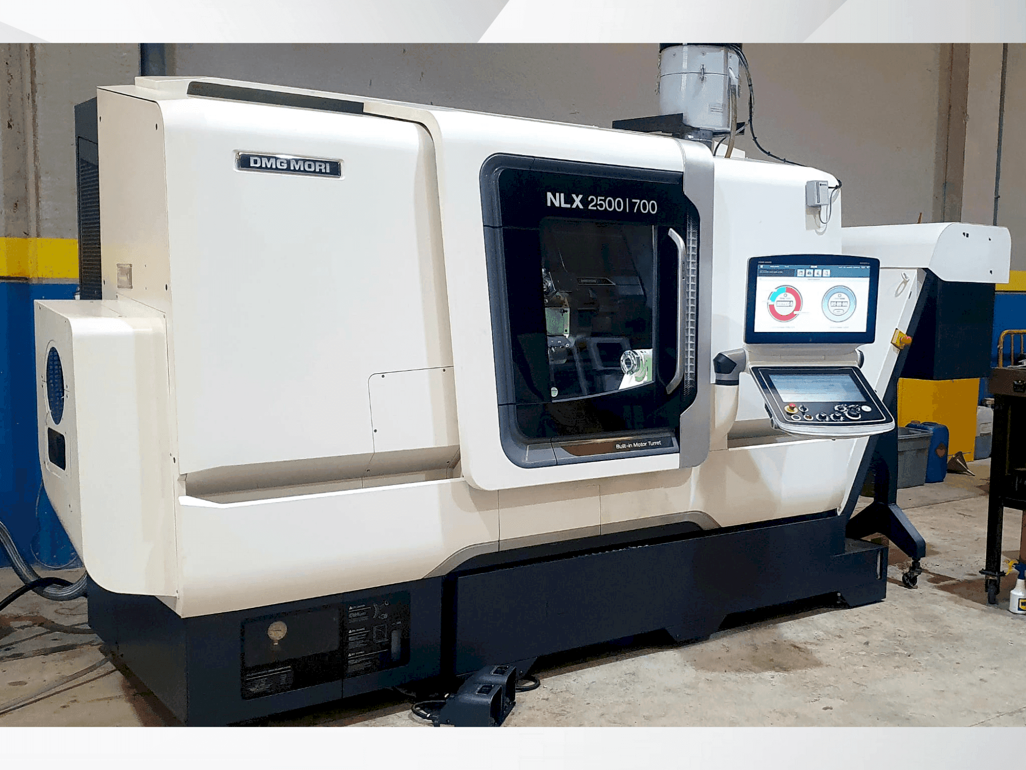 Frontansicht der DMG MORI NLX2500Y/700 Maschine