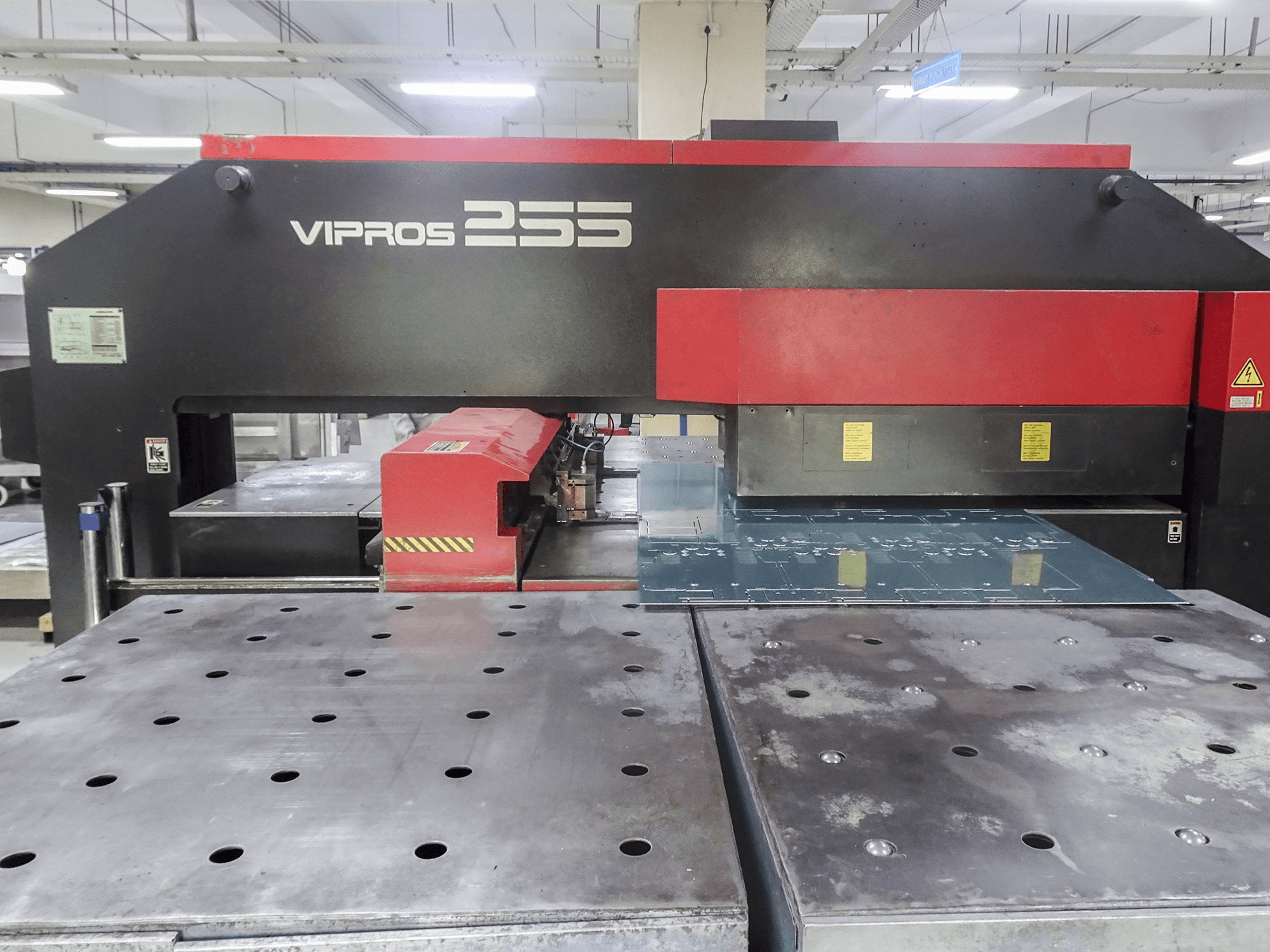 Frontansicht der AMADA Vipros 255 Maschine