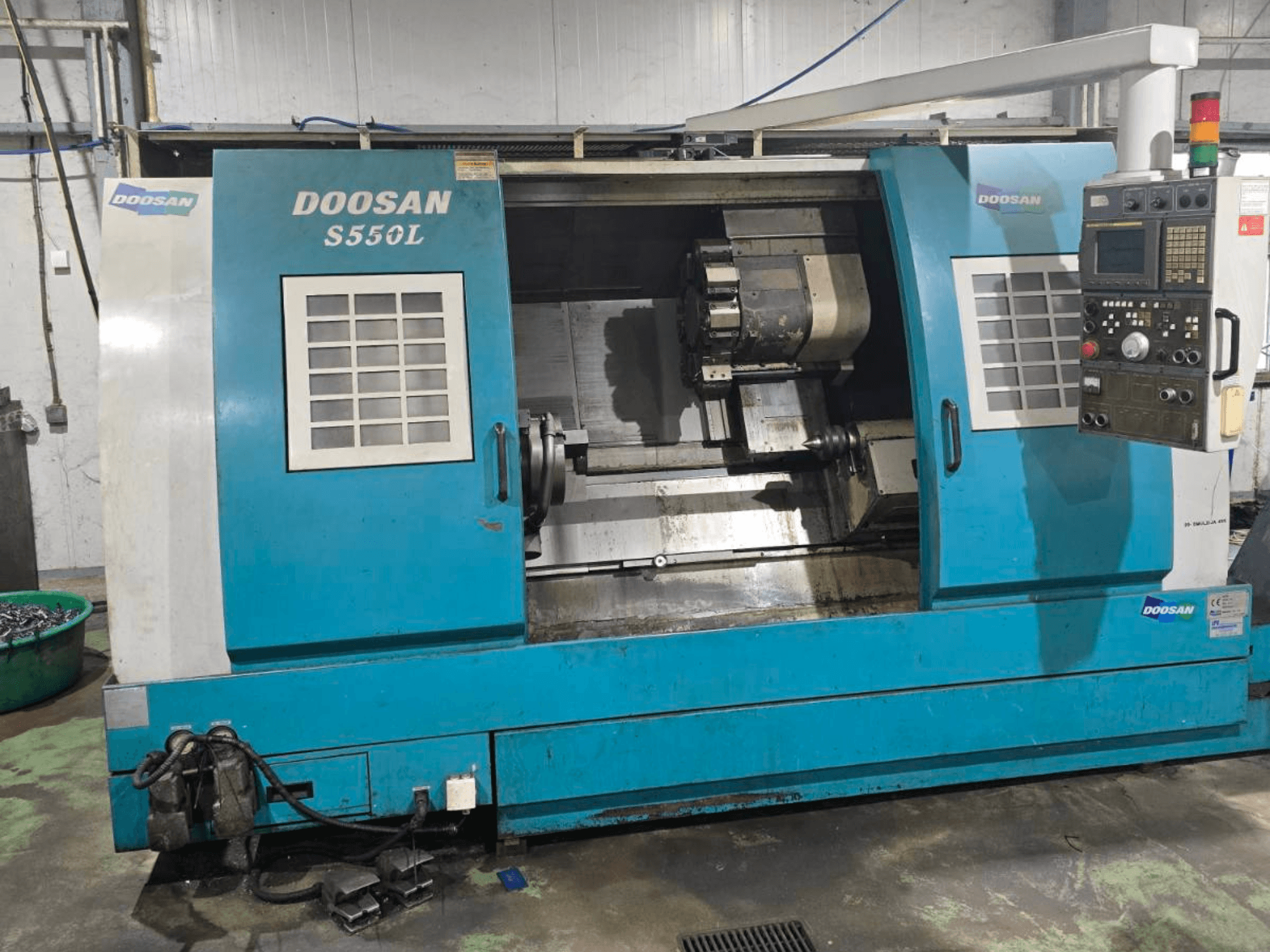 Horizontale Drehmaschine DOOSAN S550L in der Seitenansicht, mit Bedienpult und Drehbank, ideal für die Präzisionsbearbeitung.