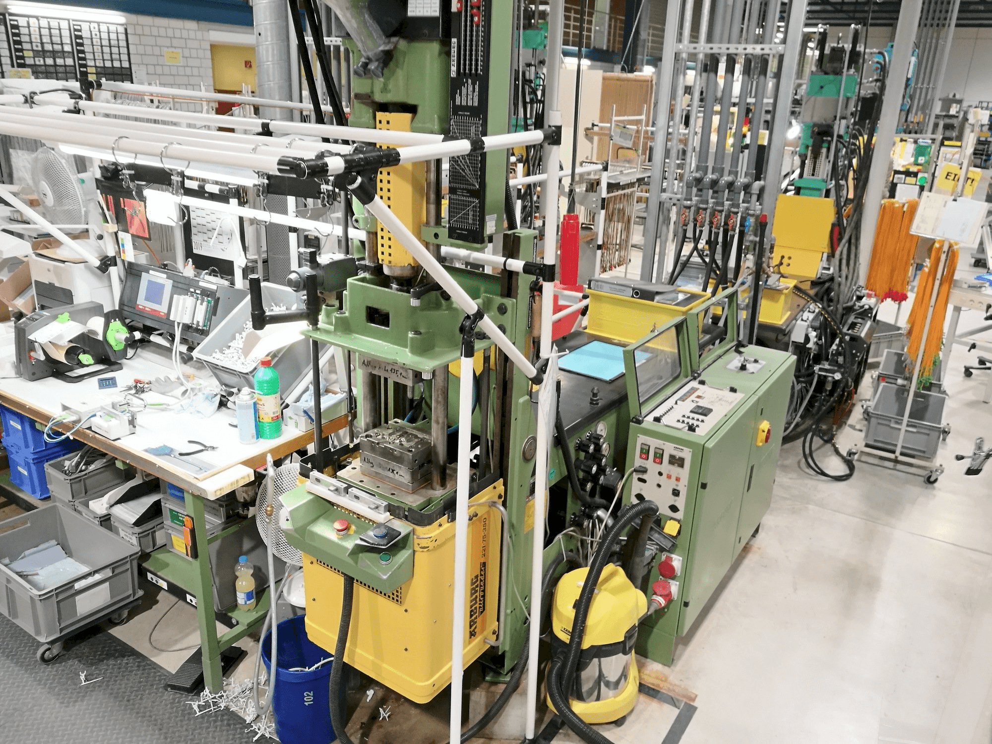 Frontansicht der Arburg 221-75-350 Maschine