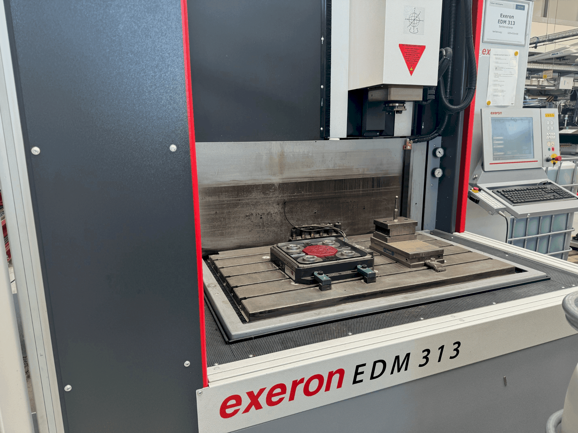 Frontansicht der Exeron EDM 313 Maschine
