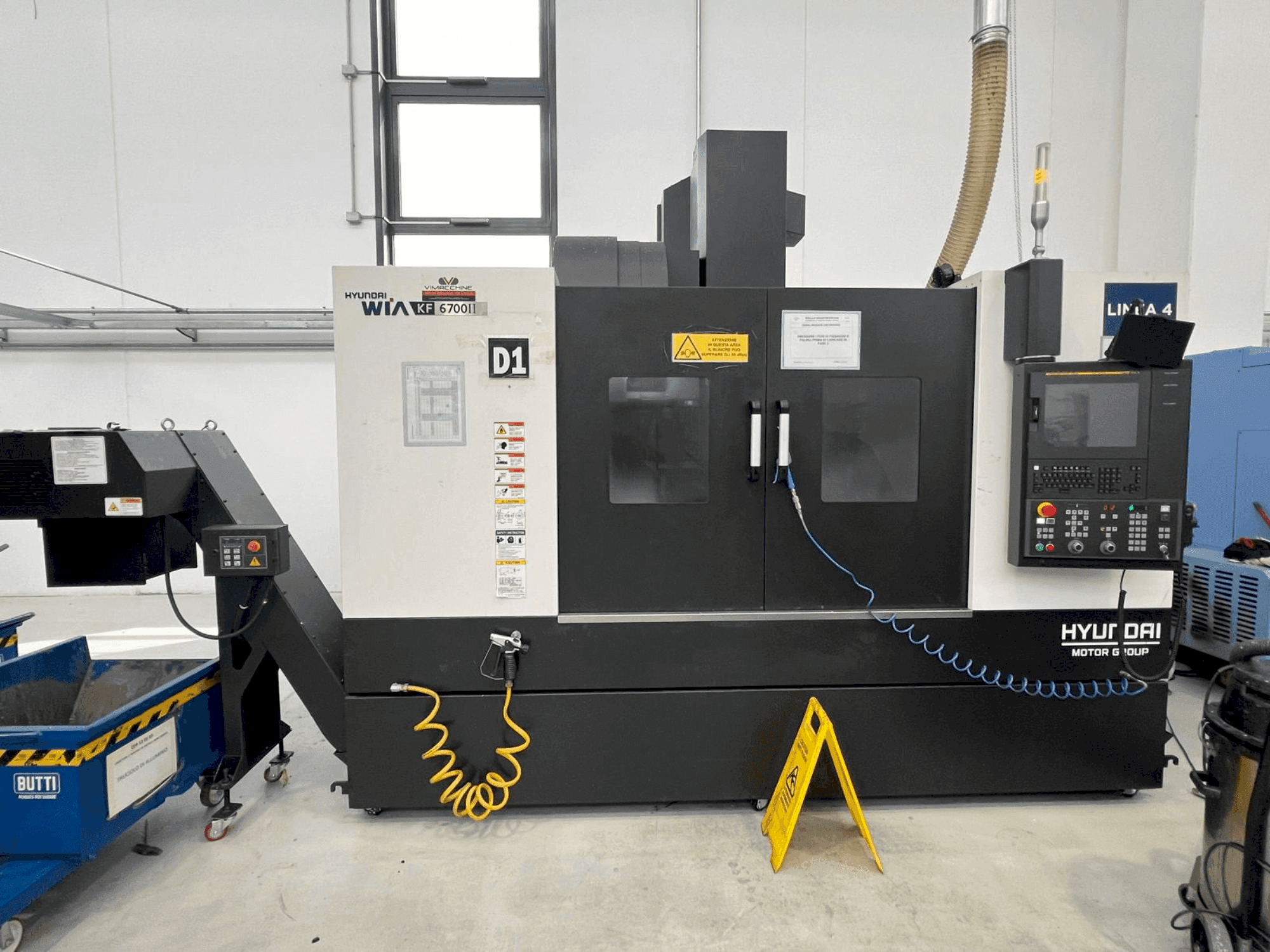 Frontansicht der Hyundai Wia KF 6700 II Maschine