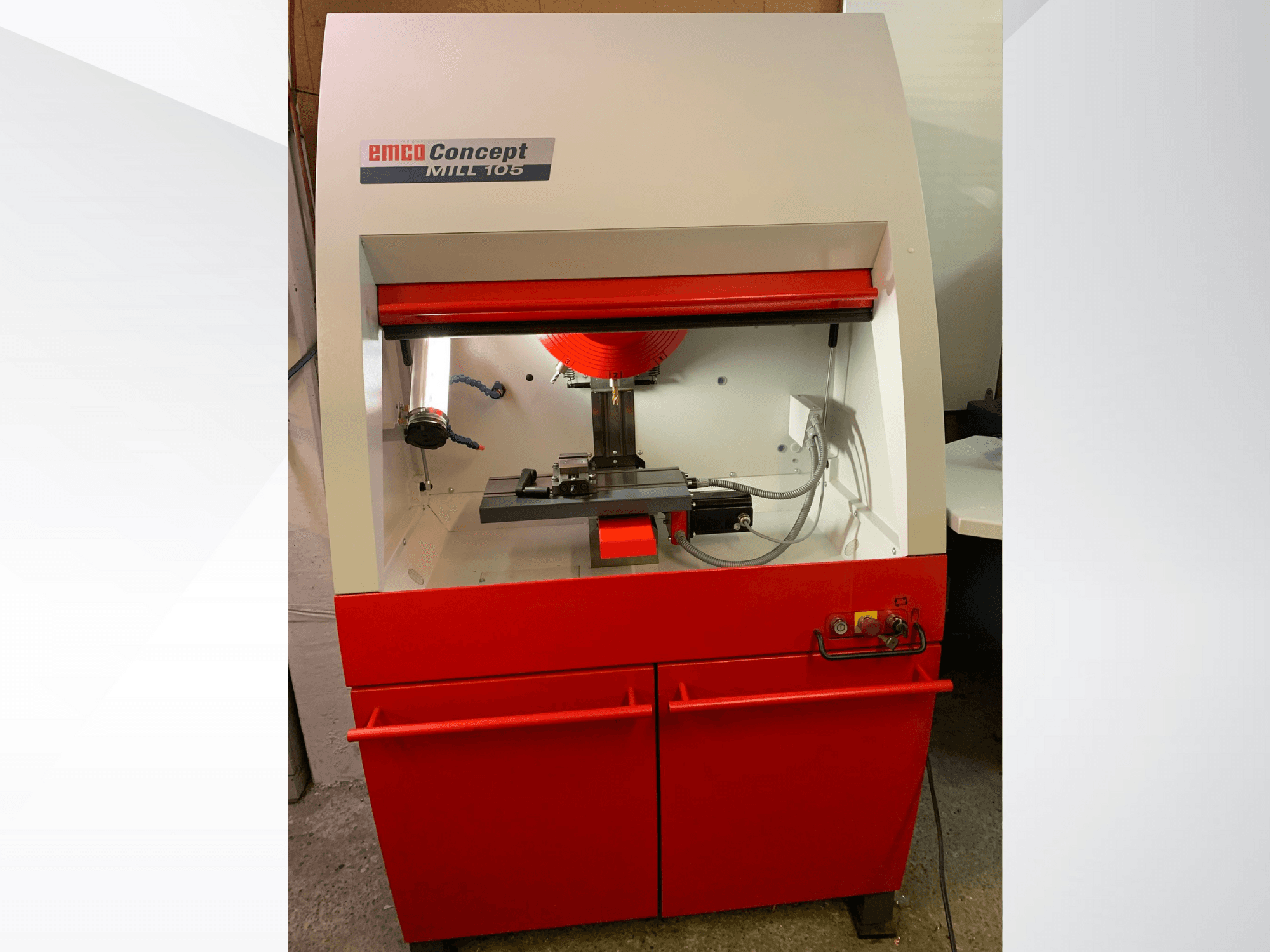 EMCO Concept MILL 105, Frontansicht einer kompakten Fräsmaschine mit rotem Sockel, einem Schneidwerkzeug und heller Beleuchtung.