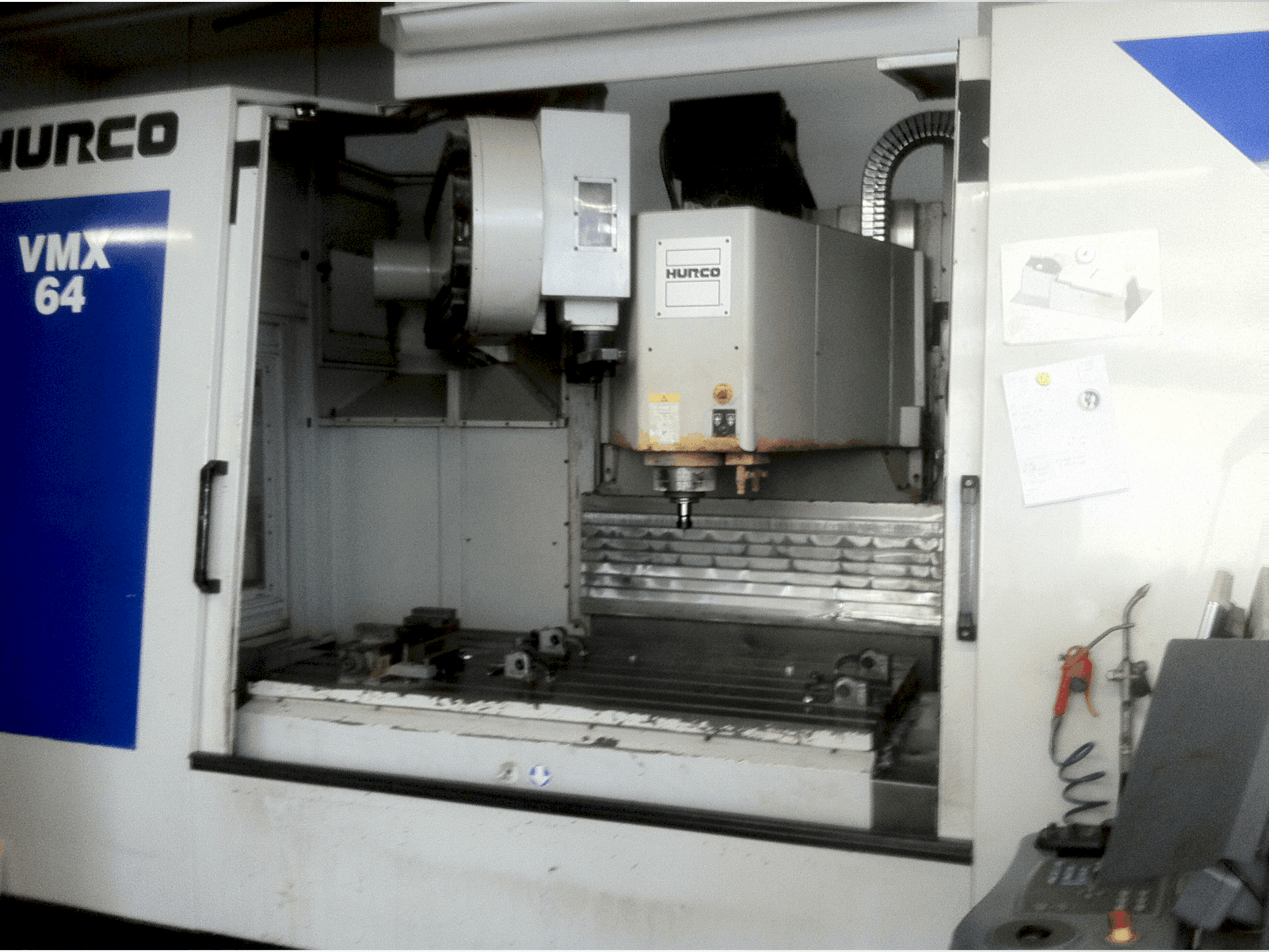 Frontansicht der Hurco VMX 64/50T Maschine