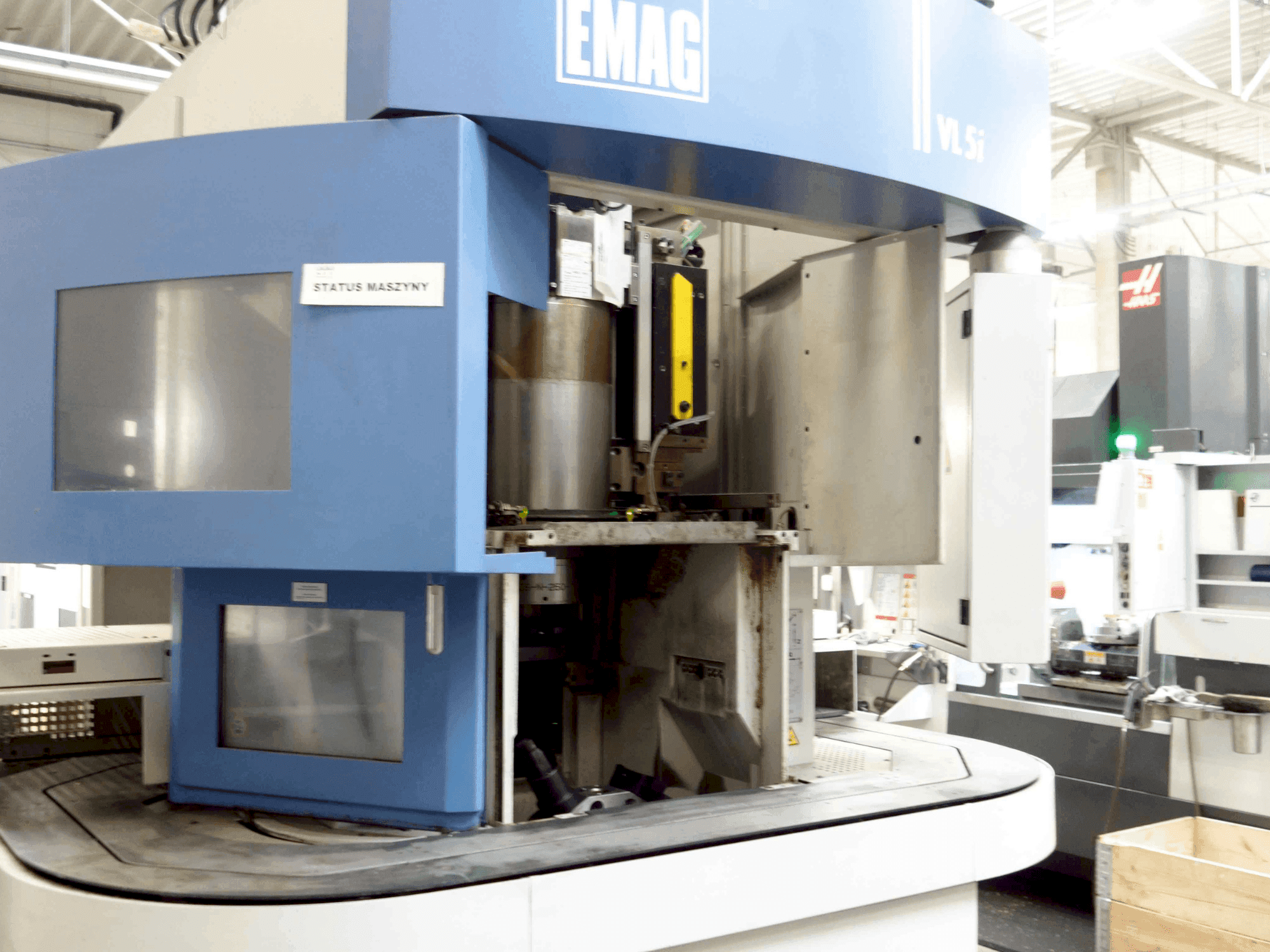 Frontansicht der EMAG VSC 250 Maschine