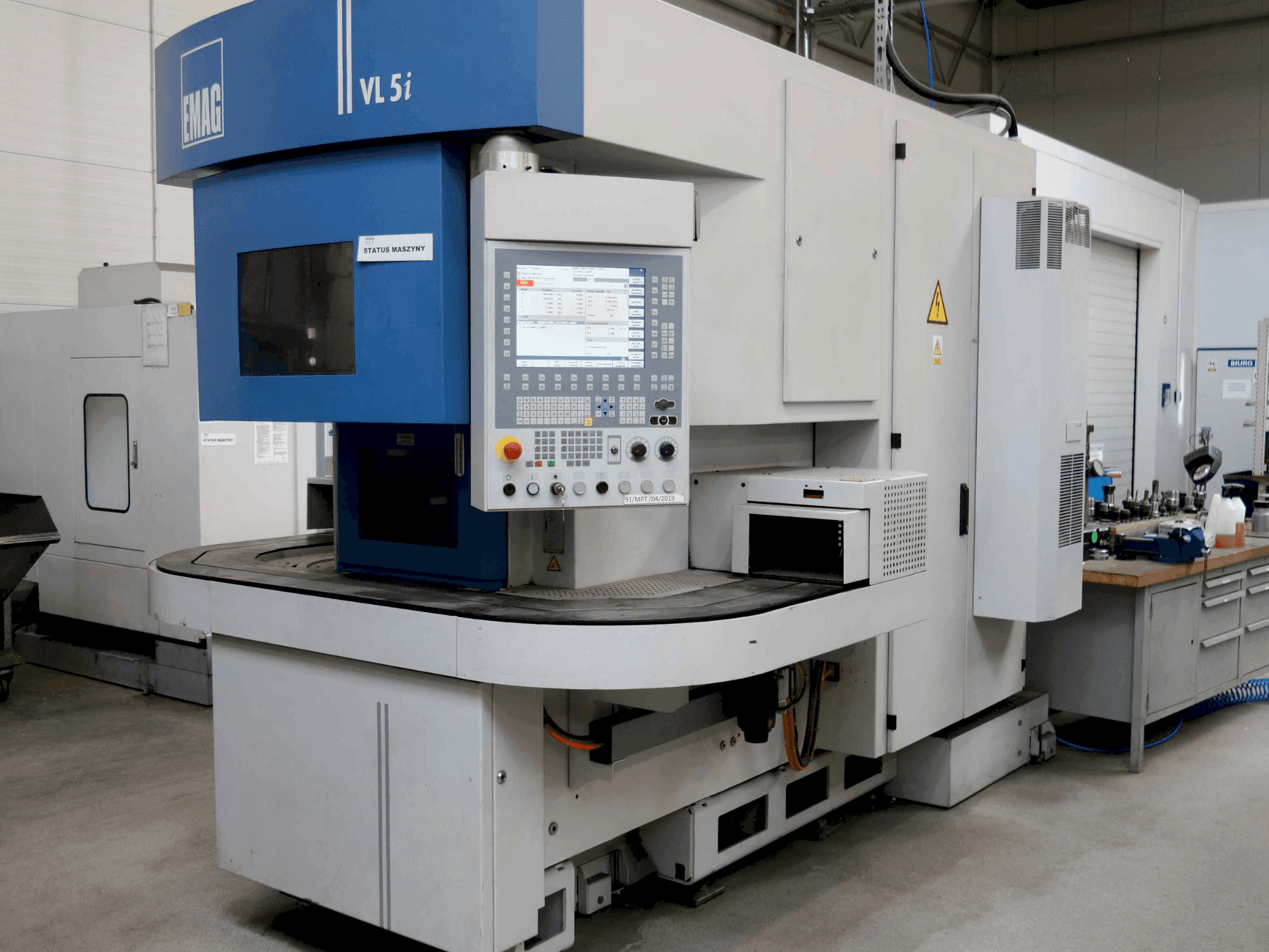 Rechte Seitenansicht der EMAG VSC 250 Maschine