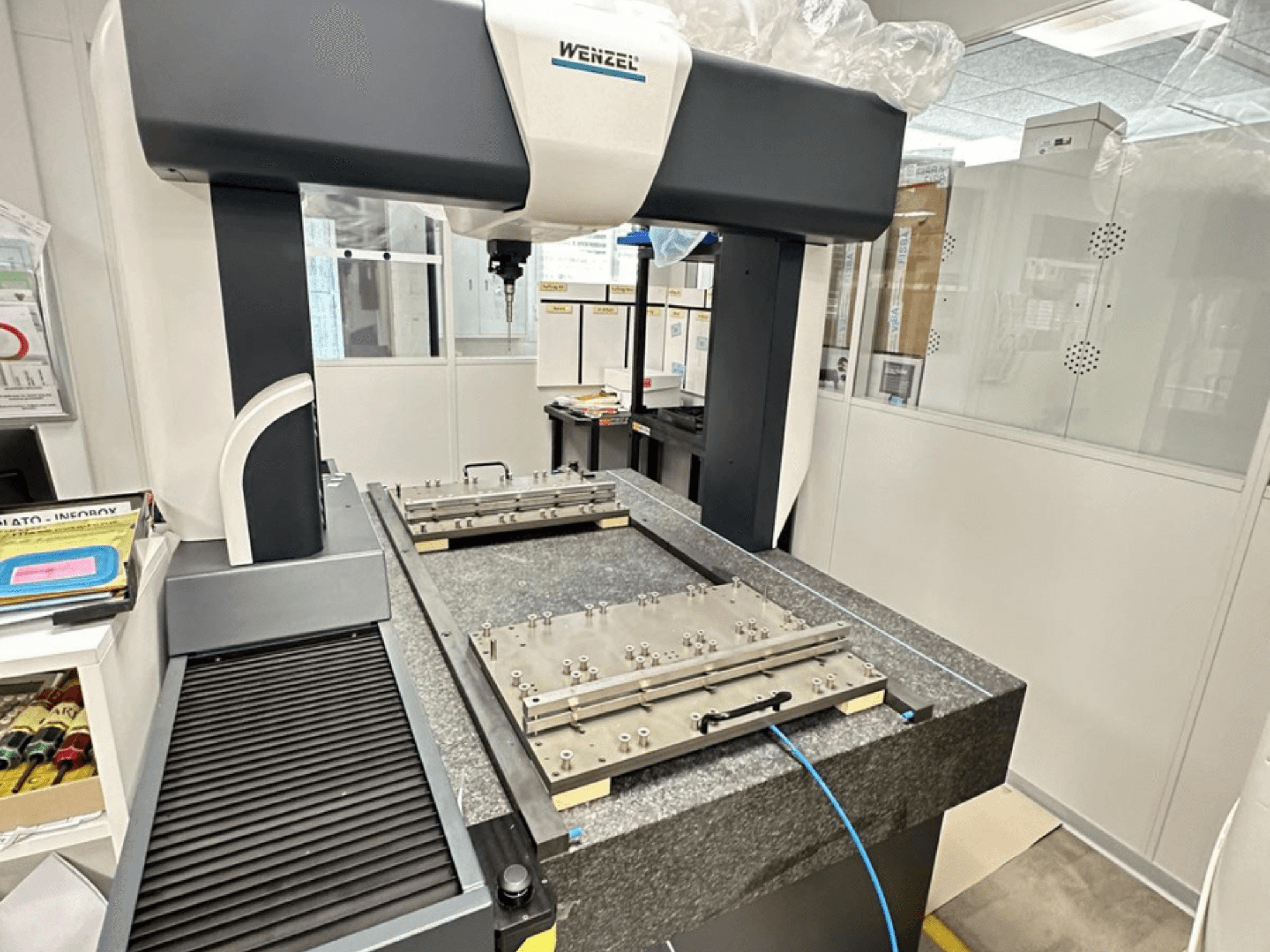 Wenzel LH 65 CMM in einer Laborumgebung, abgebildet mit Granitsockel, verstellbarer Messplattform und Oberarm.