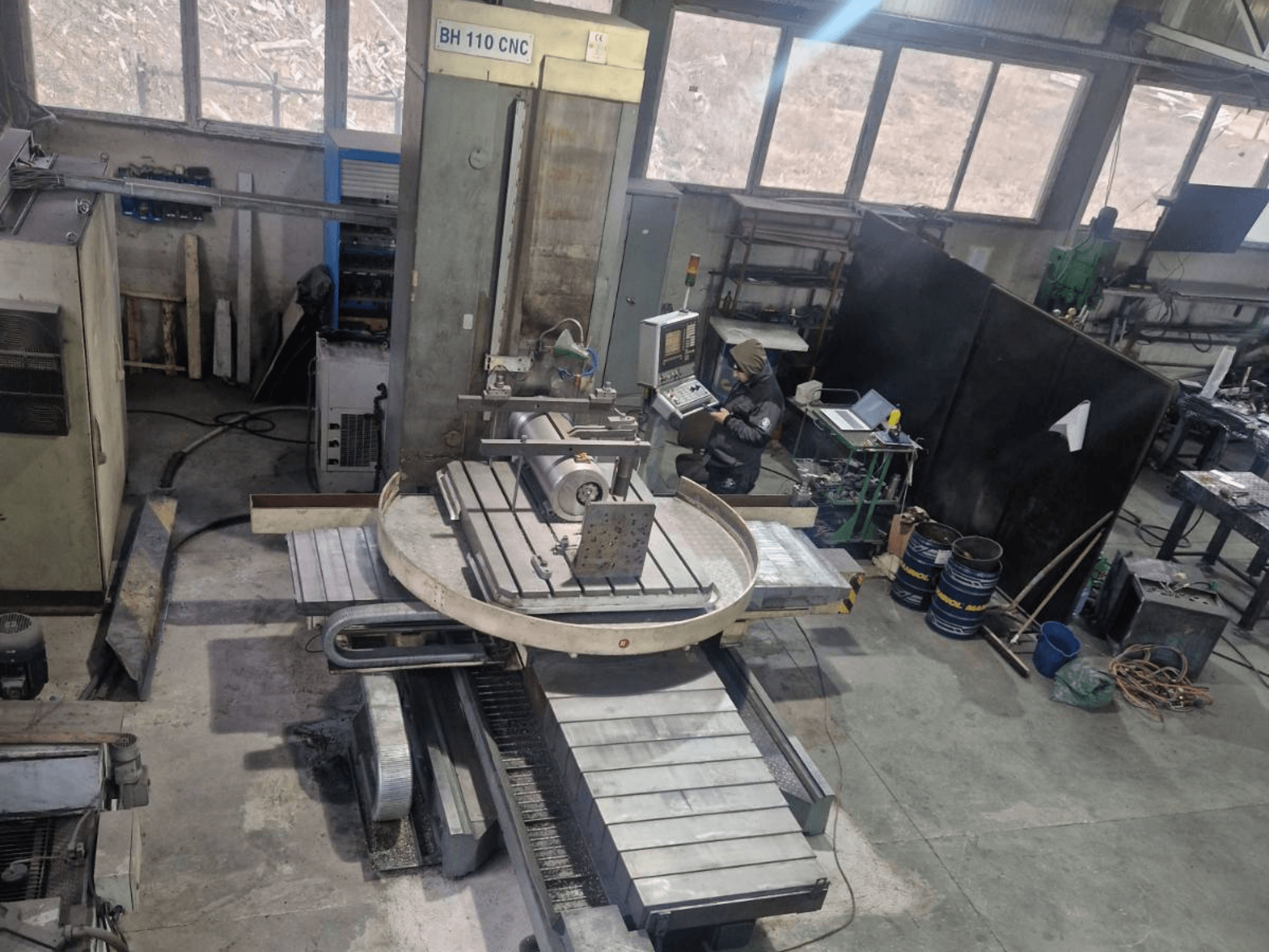 LOLA BH 110 CNC-Bohrmaschine aus der Draufsicht, mit Rundtisch, Steuerung und Werkstückaufspannung.