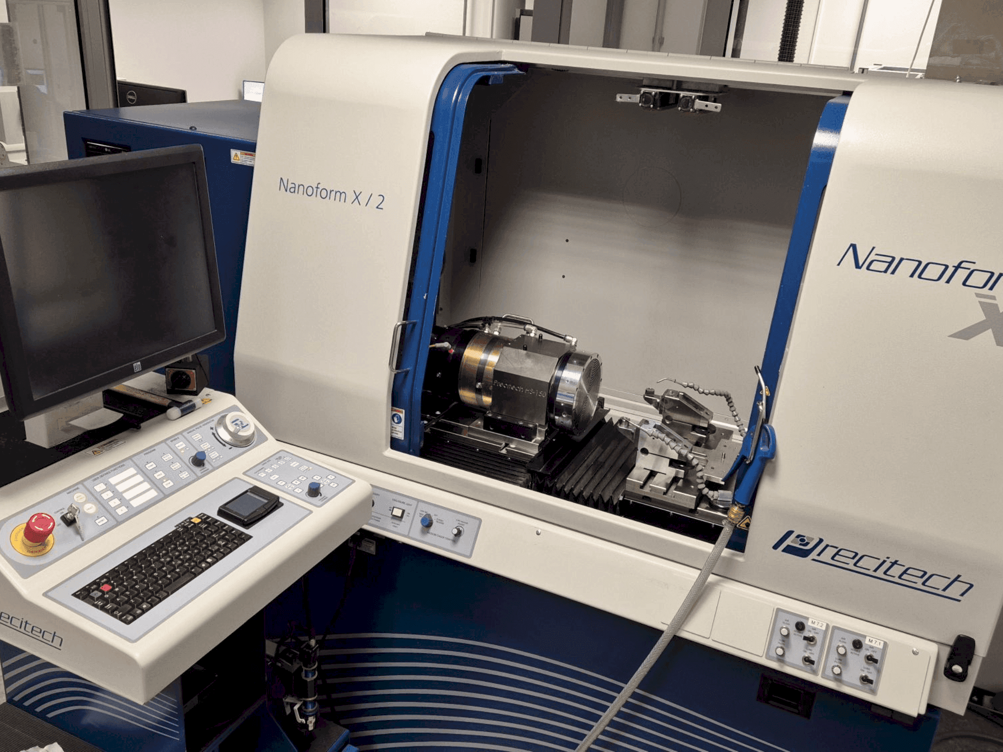 Frontansicht der PRECITECH Nanoform X Maschine