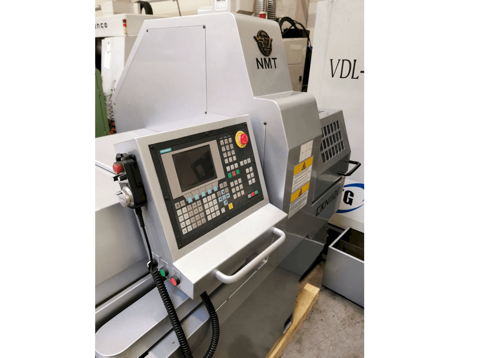 Frontansicht der NINGJIANG CKN1112II Maschine