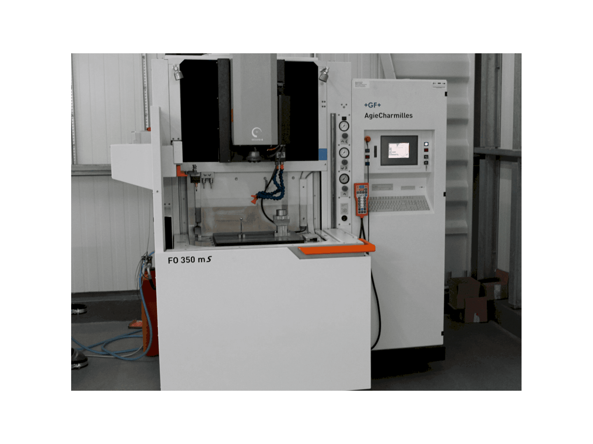 Frontansicht der AgieCharmilles FO350MS Maschine