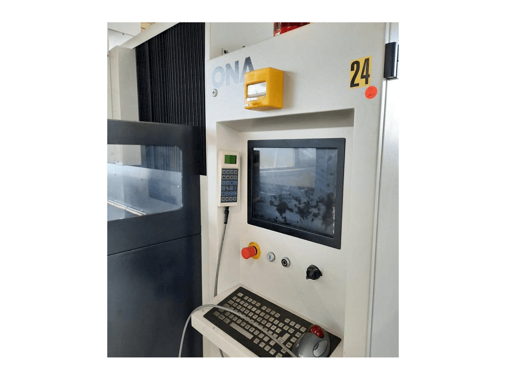 Frontansicht der ONA NX4F Maschine