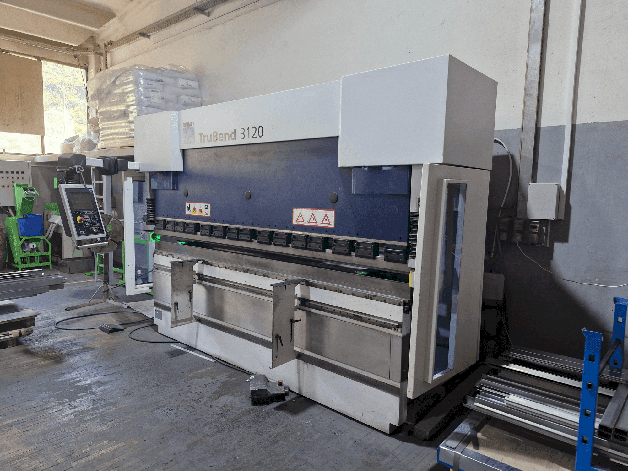 Frontansicht der TRUMPF TruBend 3120, Maschine