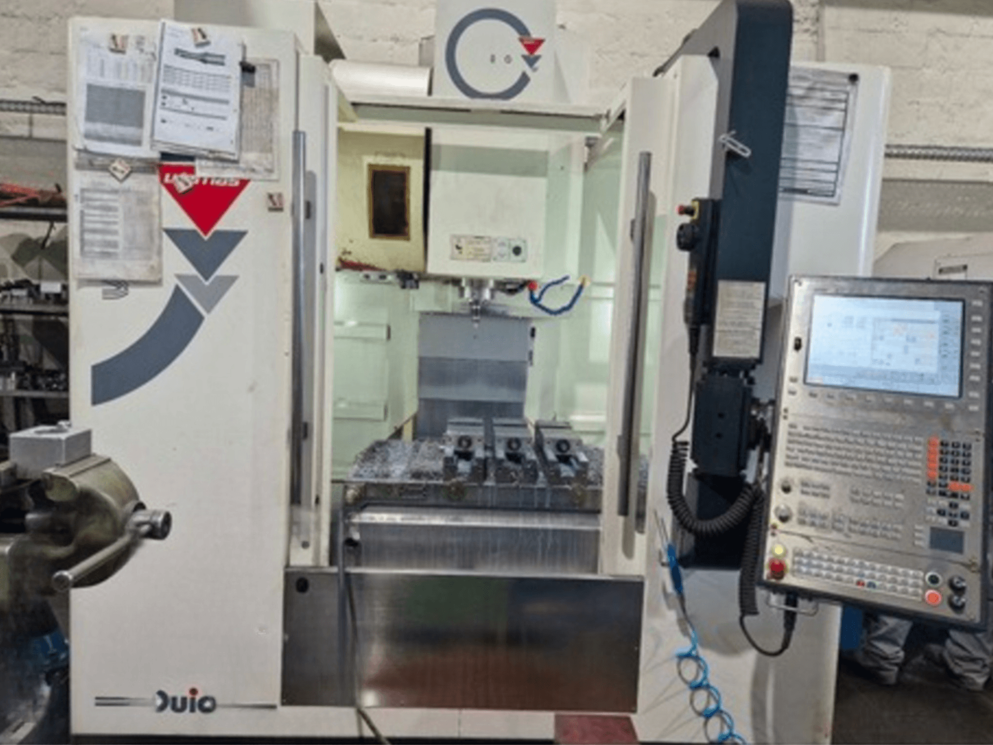 Vorderansicht des WEMAS VZ 860 Vertikal-Bearbeitungszentrums mit Bedienfeld und CNC-Schnittstelle, mit angehängten Unterlagen.