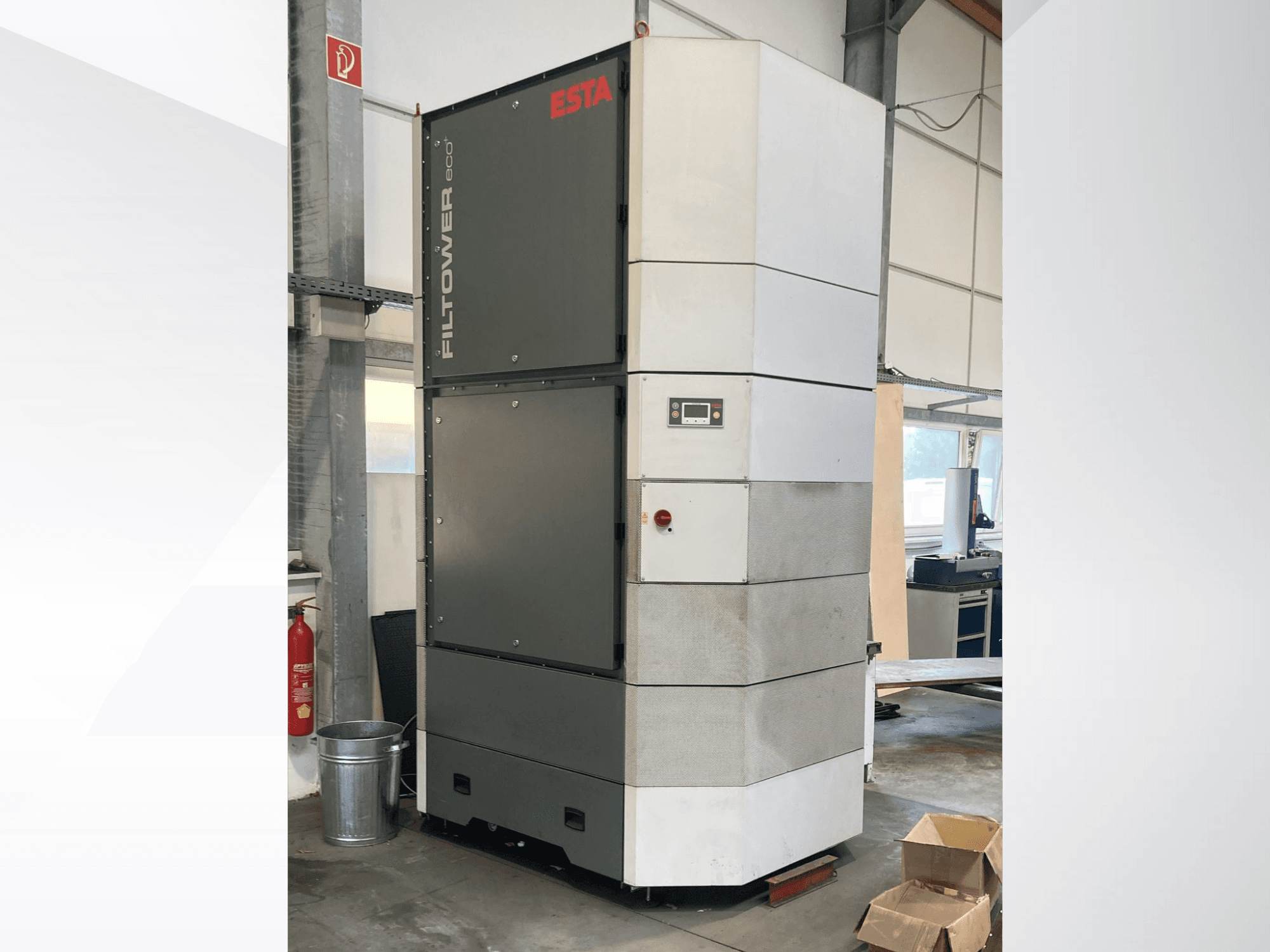 ESTA Filtower eco in grau und weiß, Frontansicht, mit Bedienfeld und Lüftungsöffnungen. Geeignet für die industrielle Luftfiltration.