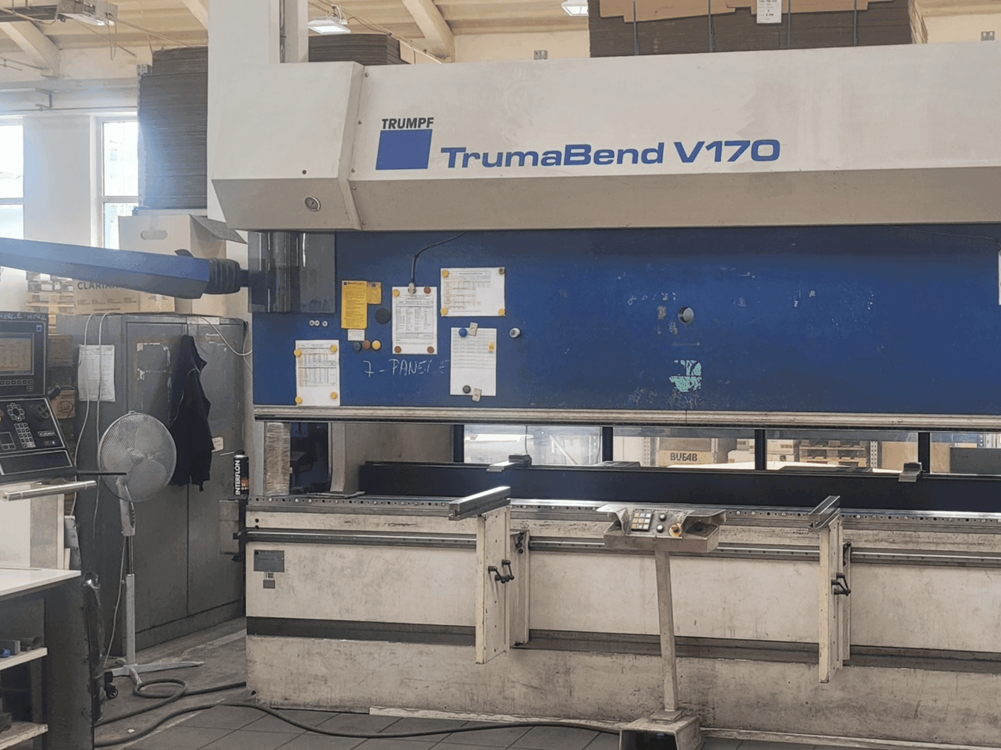 Frontansicht der TRUMPF TrumaBend V170 Maschine