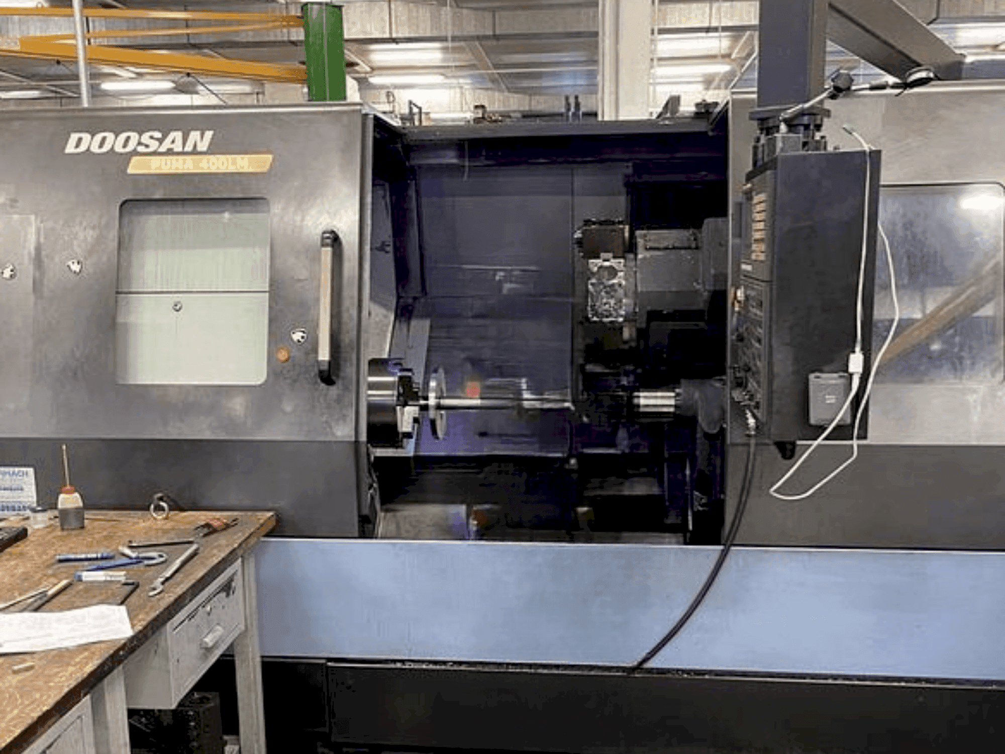 Frontansicht der DOOSAN Puma 400 LMA Maschine