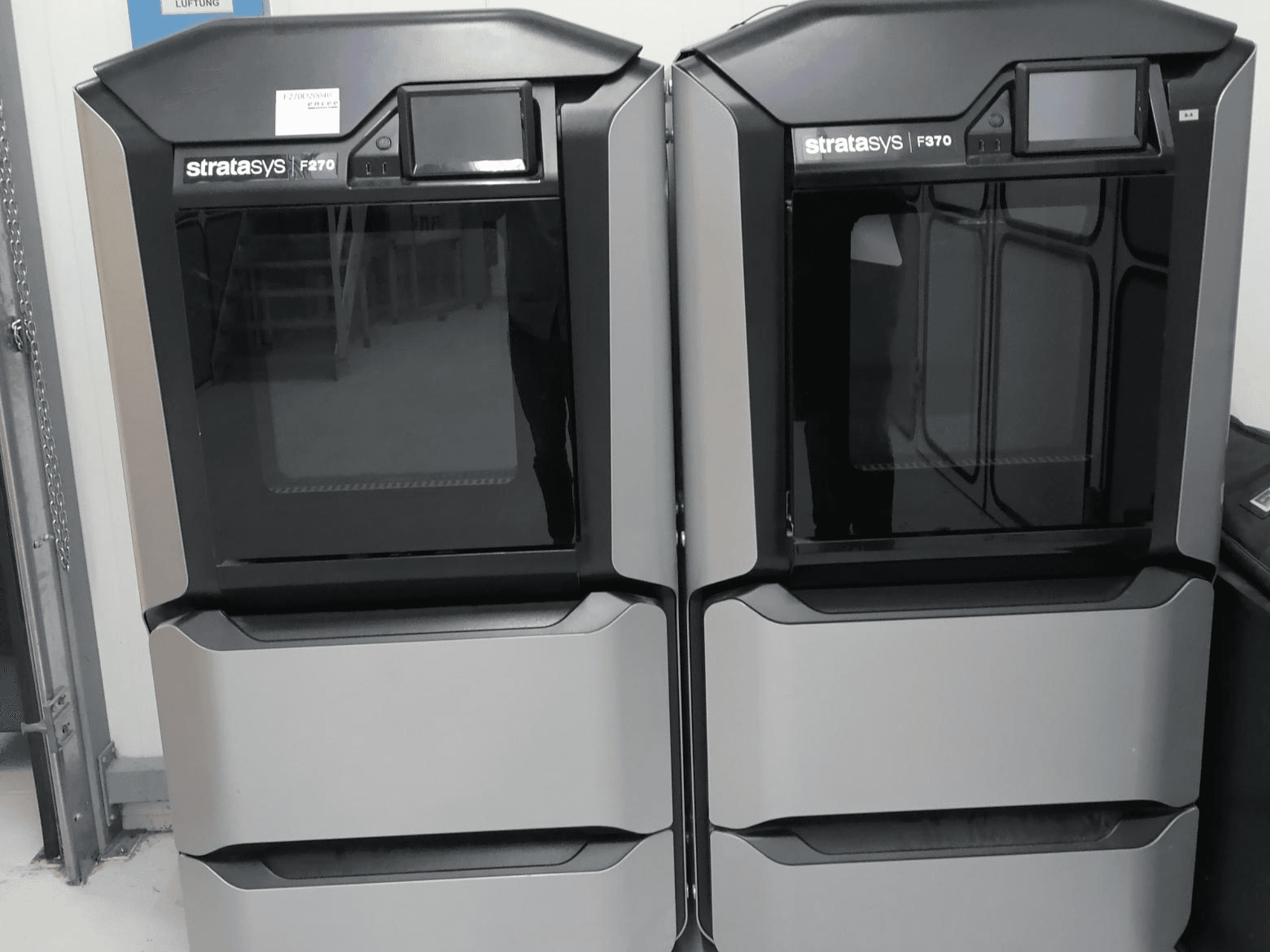 Stratasys F370 Dual Plastic 3D-Drucker in der Frontansicht mit schlankem schwarz-silbernem Design und Kontrollbildschirmen.