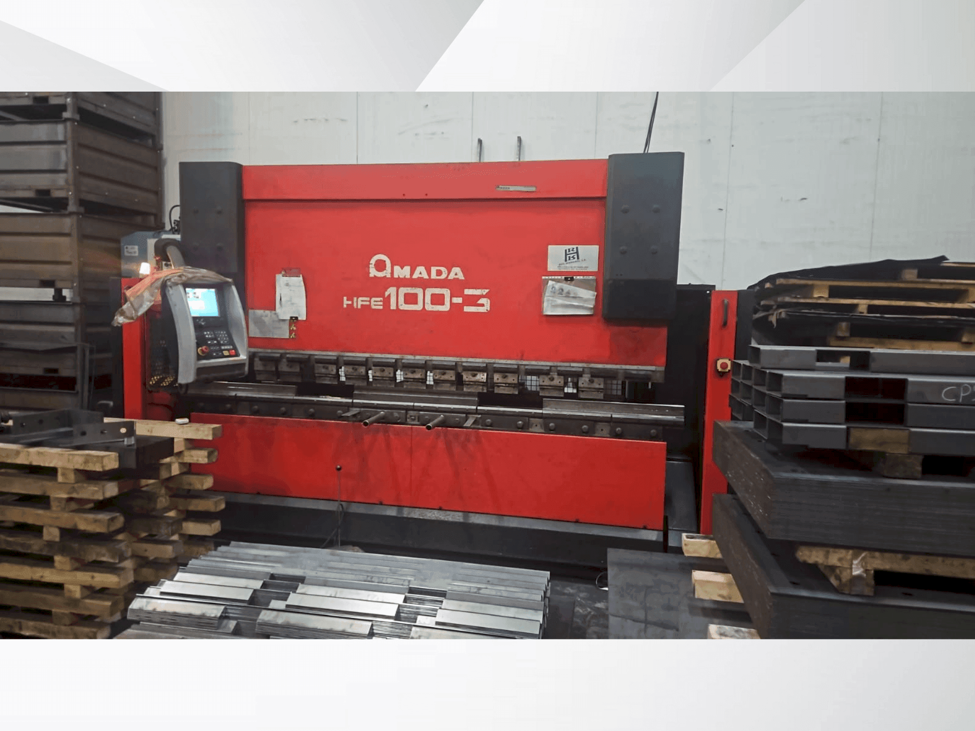 Frontansicht der AMADA HFE 100-3 Maschine