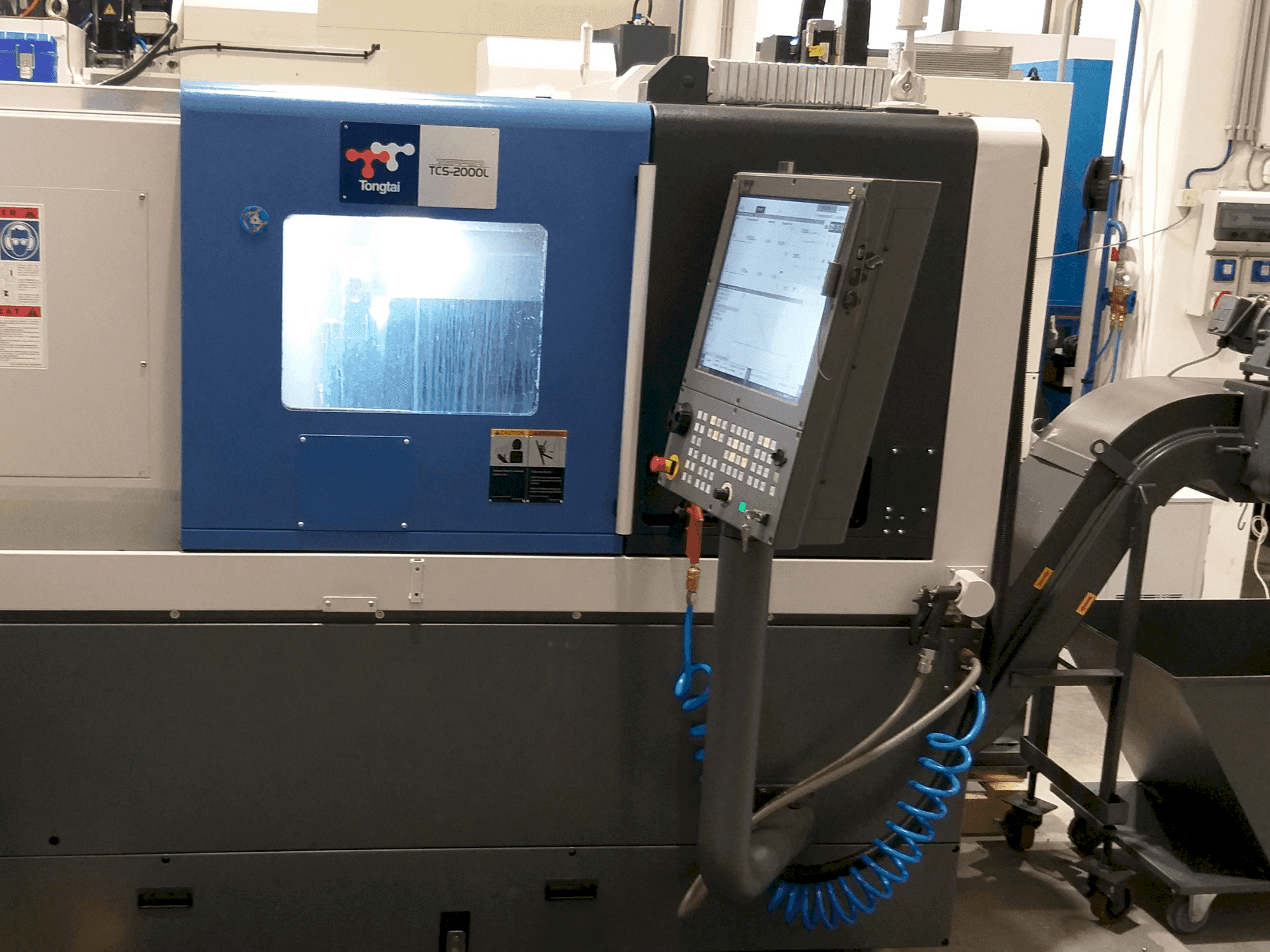 Frontansicht der Tongtai TCS2000L Maschine