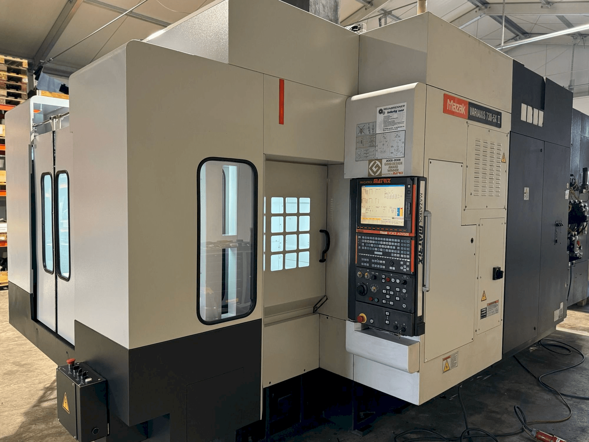 Frontansicht der Mazak Variaxis 730-5X II Maschine