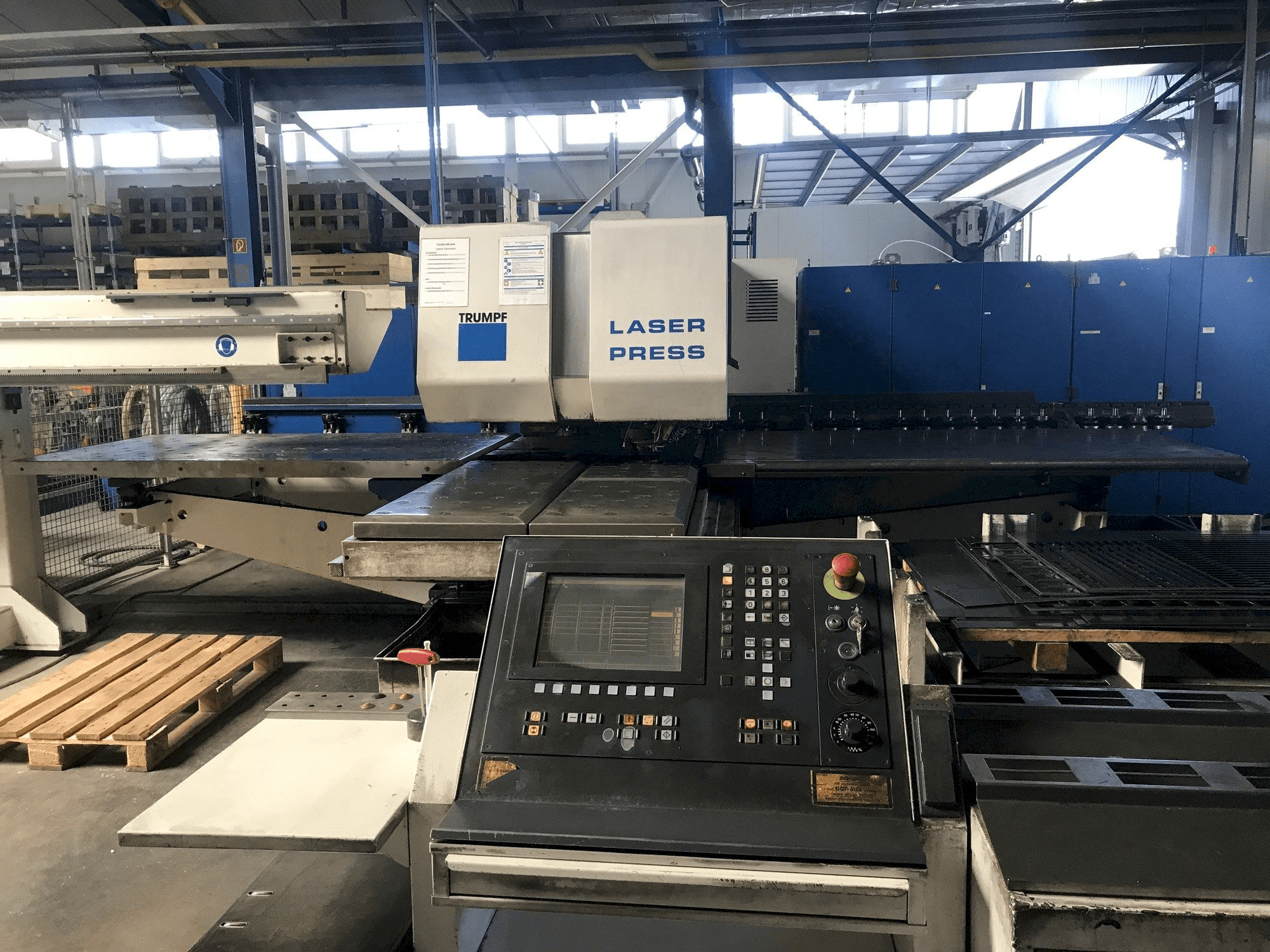 Frontansicht der Trumpf Trumatic 600L Maschine