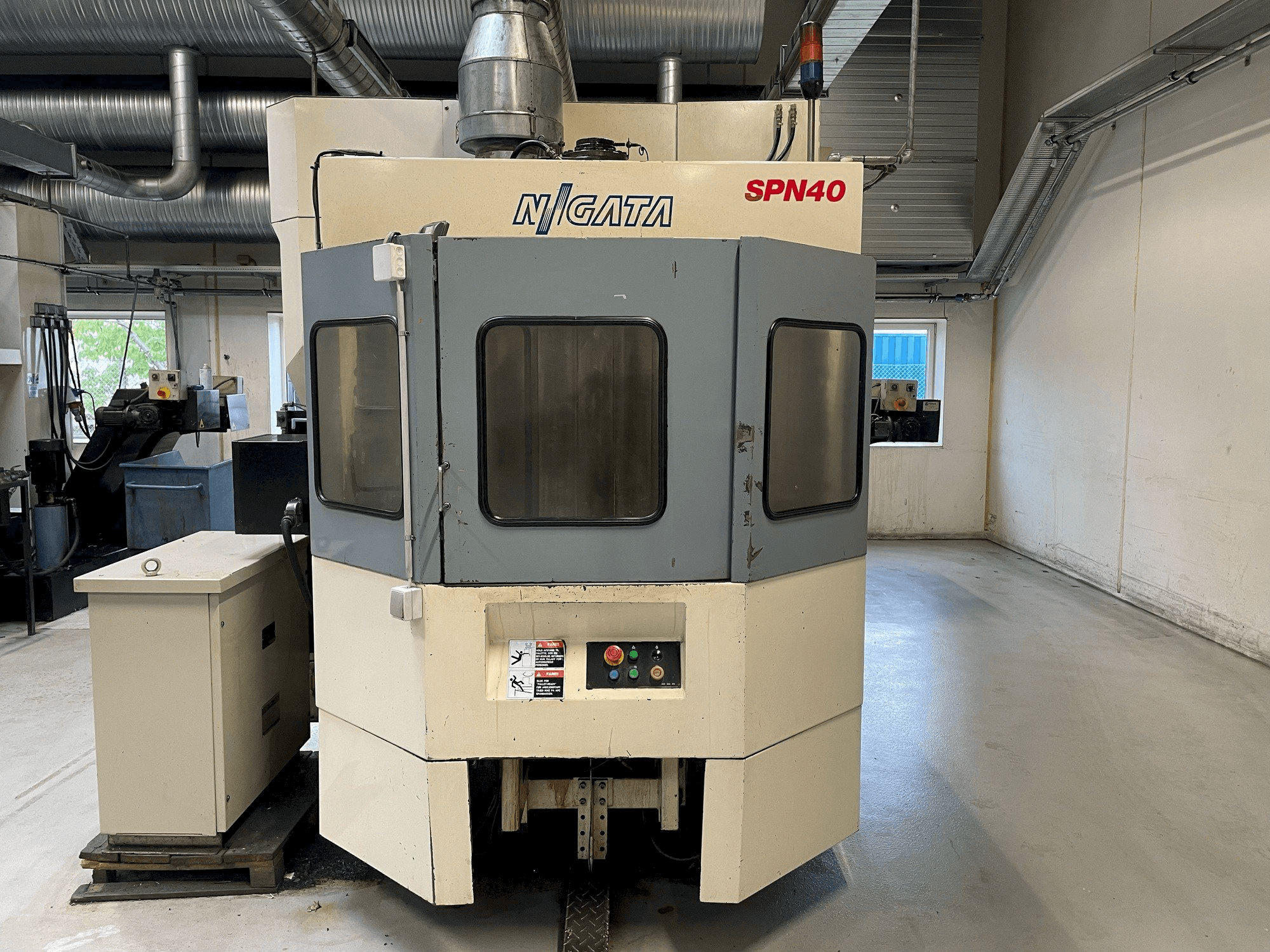Frontansicht der Niigata SPN 40 Maschine